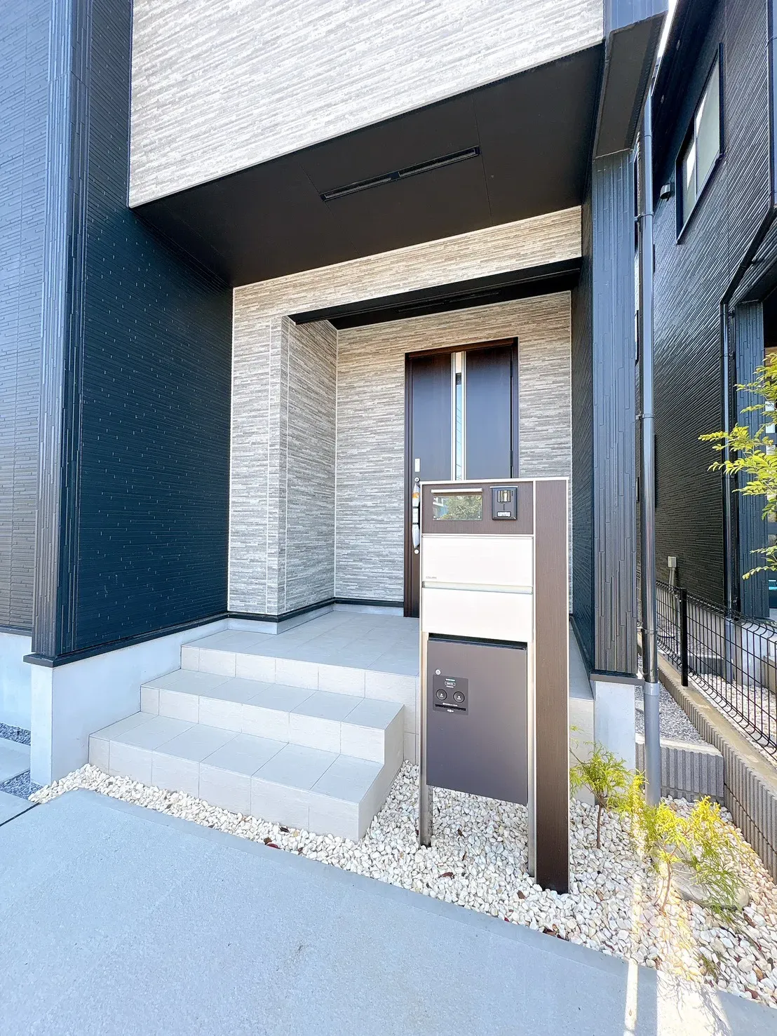 【1号棟玄関設備】テレビモニター付きインターフォンで来訪者を映像で確認できる安心設計。ポスト一体型の為に、外構回りもすっきとした印象です。