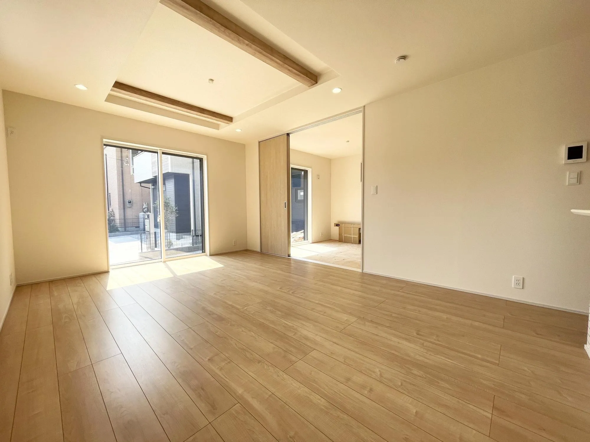 【2号棟LDK(16.0帖)】アクセントクロス&折上天井を施した開放感のあるLDK。心地よい空間で、ゆったりと家族団欒のひとときをお過ごしいただけます。