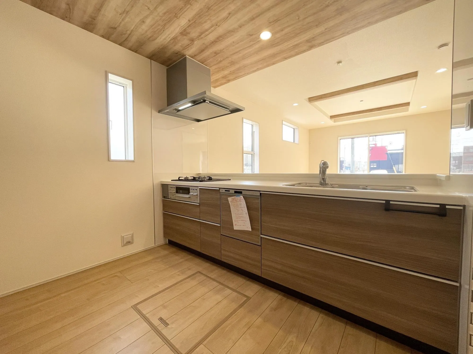 【2号棟キッチン】システムキッチンには、家事負担を軽減する食器洗乾燥機&グリル付き3口コンロを搭載しています。機能的な設備で家事負担を軽減◎