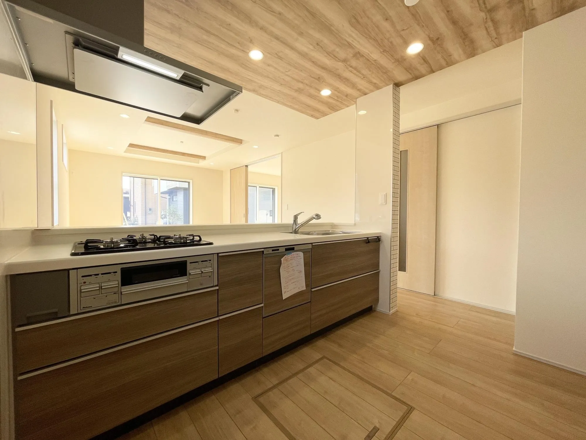 【2号棟号キッチン】リビング全体が見渡せる対面キッチン◎LDKを一望できる、明るく開放感溢れるキッチンレイアウト!家族との会話が自然と生まれる設計です。