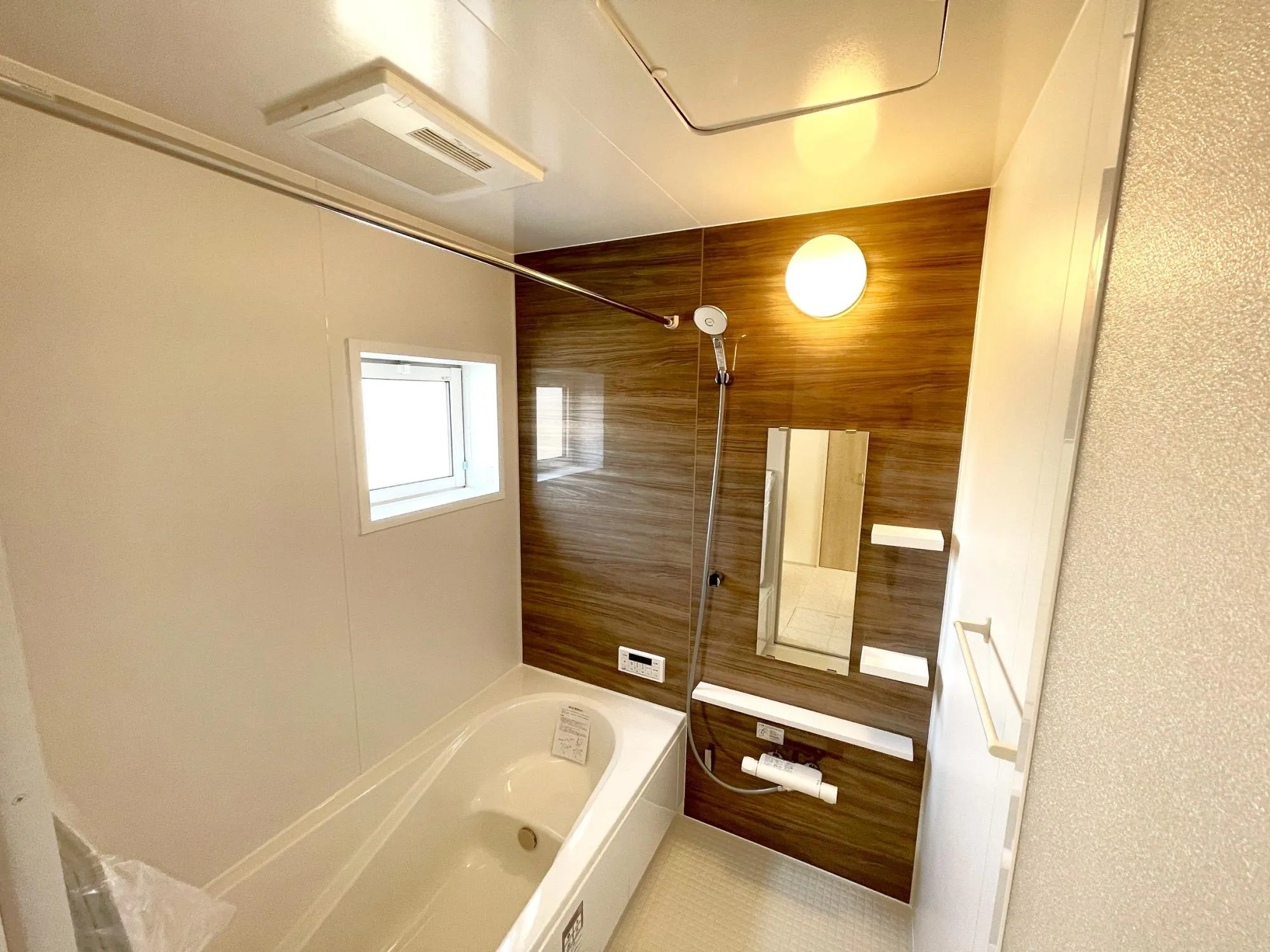 【2号棟浴室】雨の日や夜間の洗濯乾燥に便利な浴室換気乾燥機付きの浴室。ゆったりとした浴槽で、1日に疲れを癒していただける浴室です。洗濯物干しに便利な浴室換気乾燥機付き。