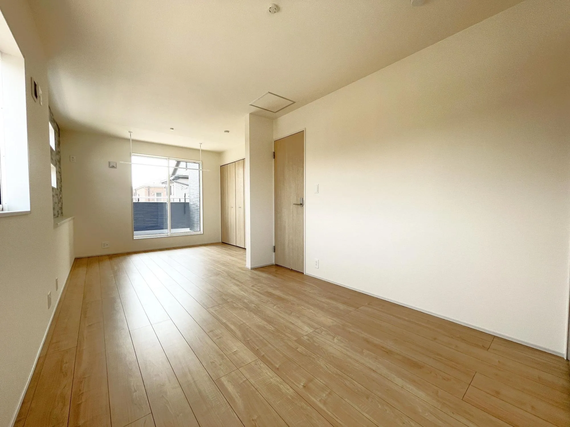 【2号棟洋室(11.0帖)】将来こども部屋として1部屋を2つの部屋にアレンジできるフレキシブルルーム(11.0帖)※将来2部屋として利用の場合、間仕切壁工事は有償となります。