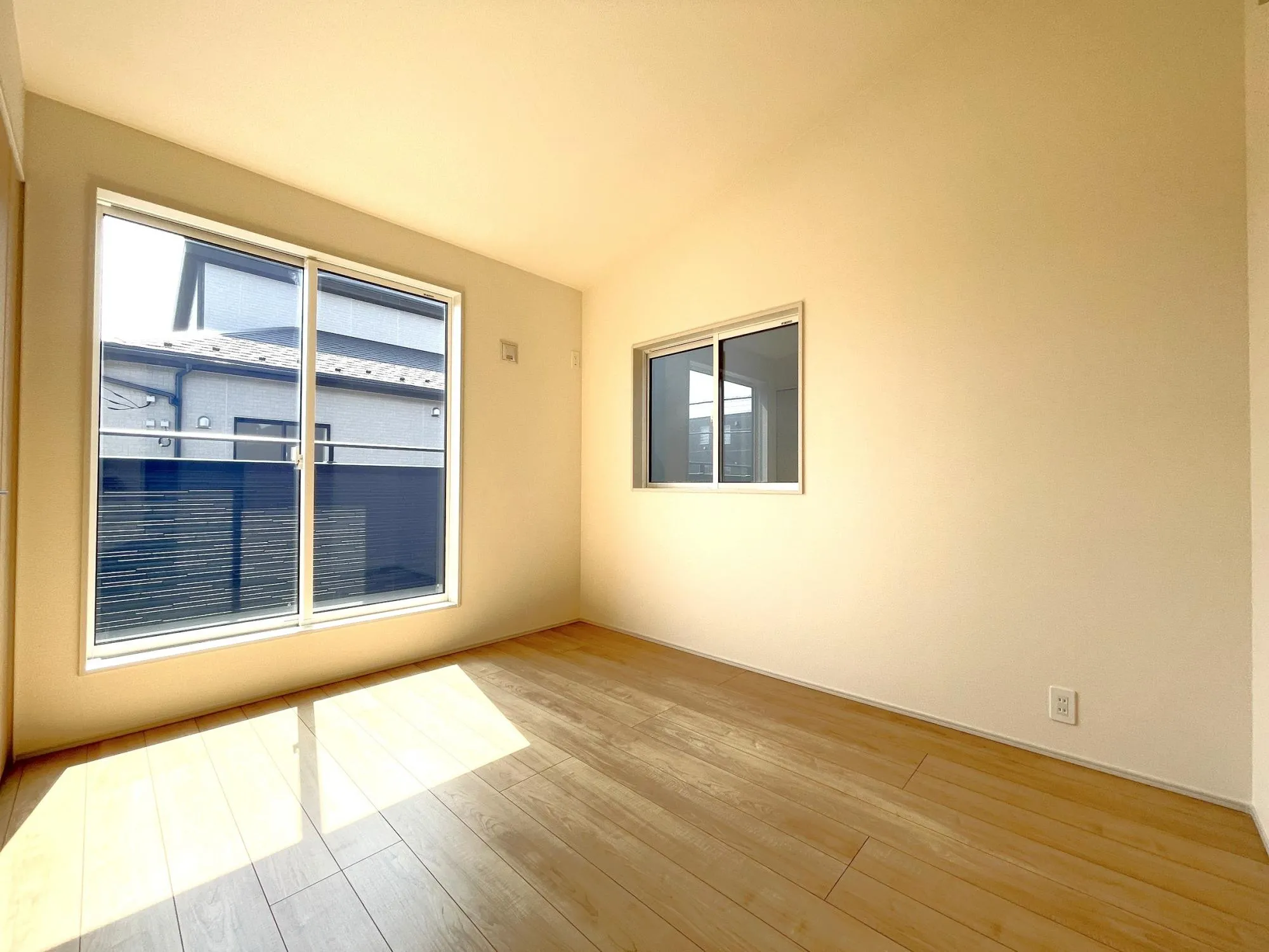 【2号棟勾配洋室(5.25帖)】屋根の形状に合わせ開放感をアップした勾配天井を採用◎バルコニーサイドにあり明るく解放的お部屋になります。