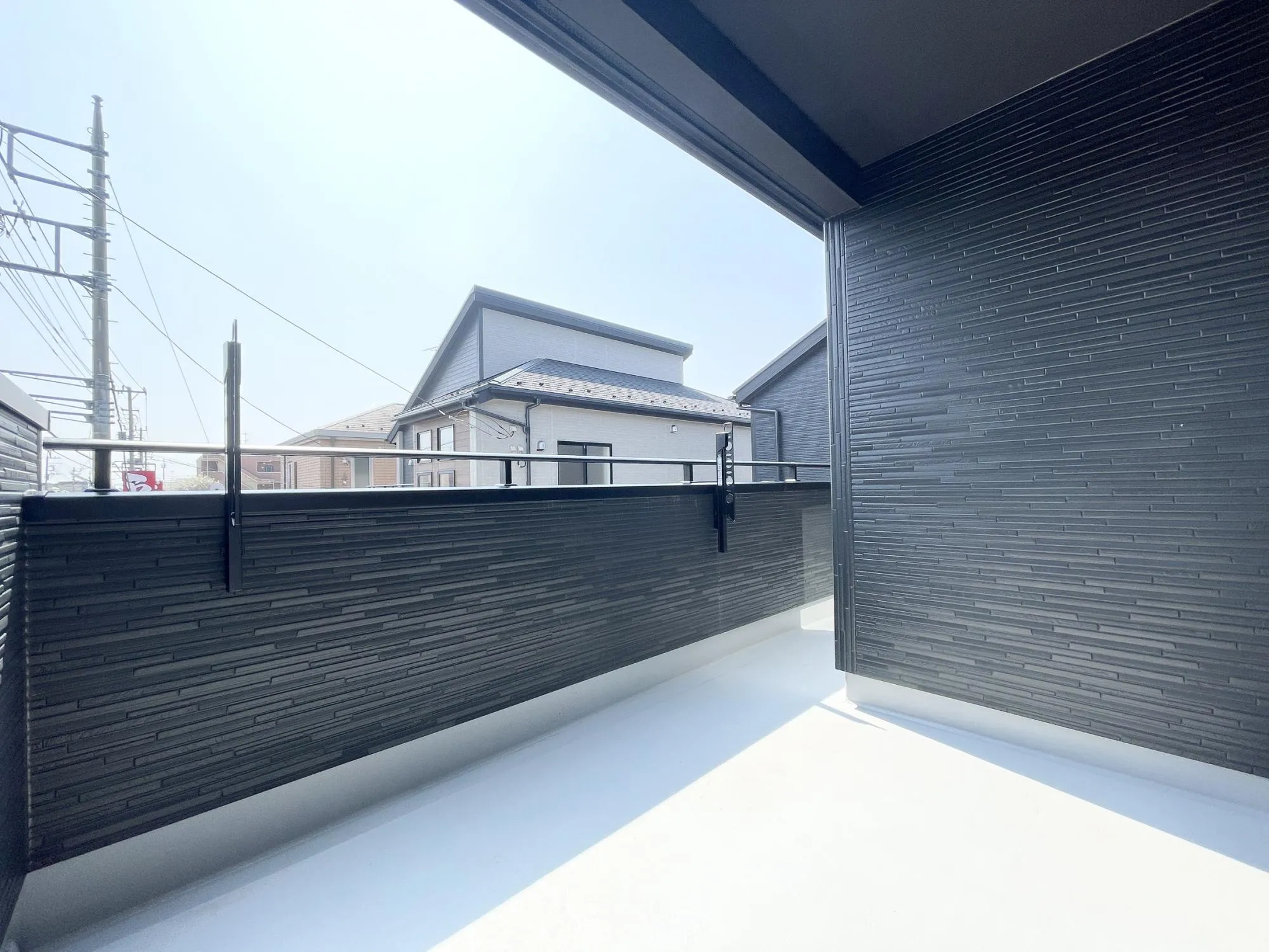 【2号棟バルコニー】2部屋(11.0・5.25帖)の洋室から行き来可能な続きワイドバルコニー♪洗濯物やお布団もゆったり干せる広さを確保。家族の暮らしにゆとりを生む、機能性と快適性を兼ね備えた空間です。