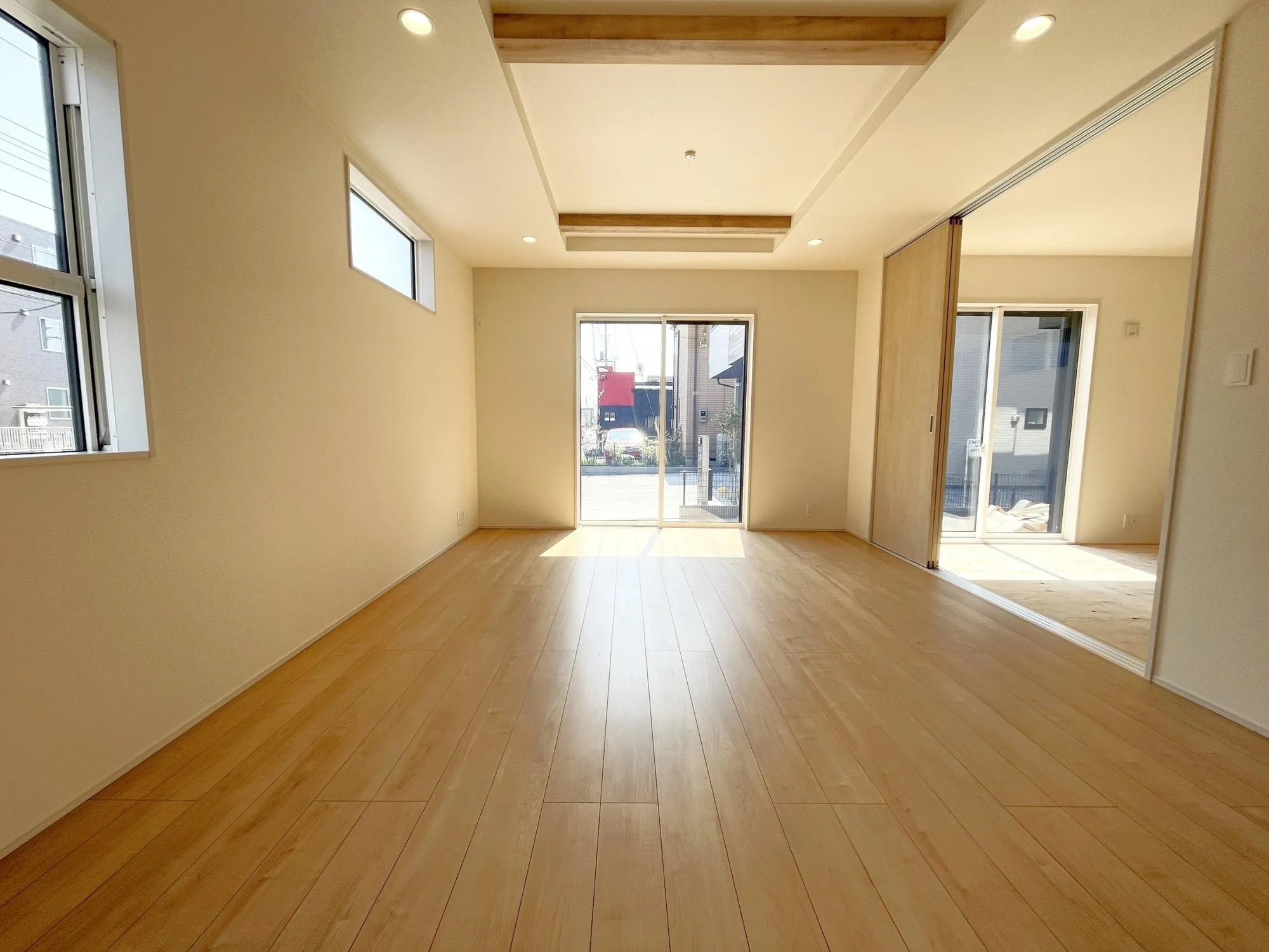 【2号棟折上天井】開放感を演出する折上天井。天井に立体感を持たせることで、空間に広がりと上質感をプラスしています。