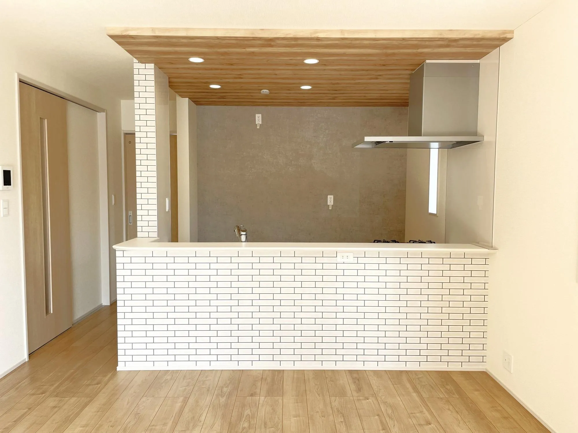 【2号棟キッチン前面】ポップアップ天井×アクセントクロスでメリハリのあるLDKに。立体感のあるデザインと、印象的なクロスが調和し、洗練された住空間を演出◎