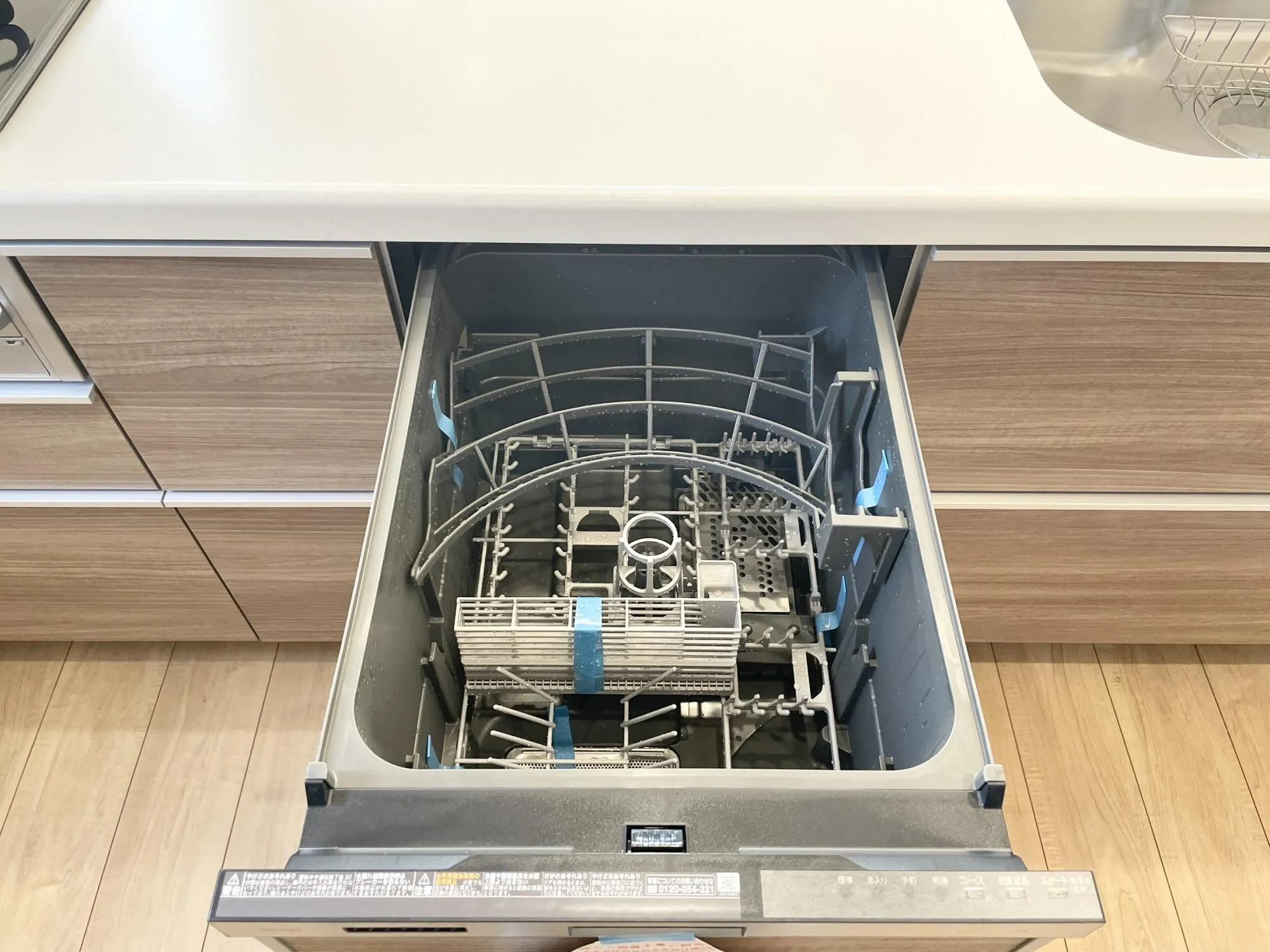 【2号棟食洗器】乾燥機能付き食洗器を標準装備◎洗浄から乾燥までワンタッチ!家事負担を軽減し、毎日の時間にゆとりを生み出します。