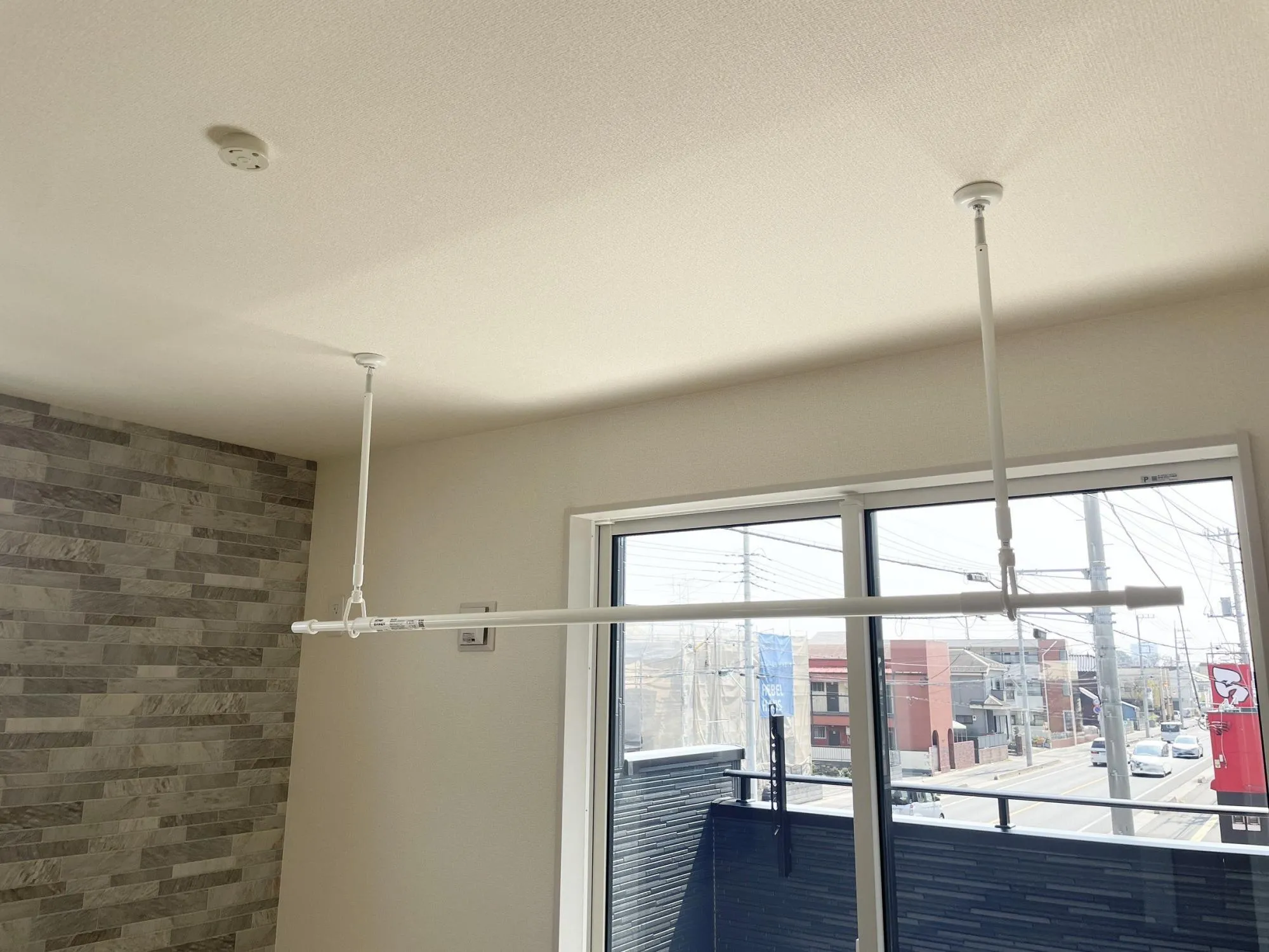 【2号棟室内物干】窓際には、吊下げ式の室内物干し付き◎天候や時間帯に関係なく、洗濯物を乾かせます。お好みの高さに調節可能です♪