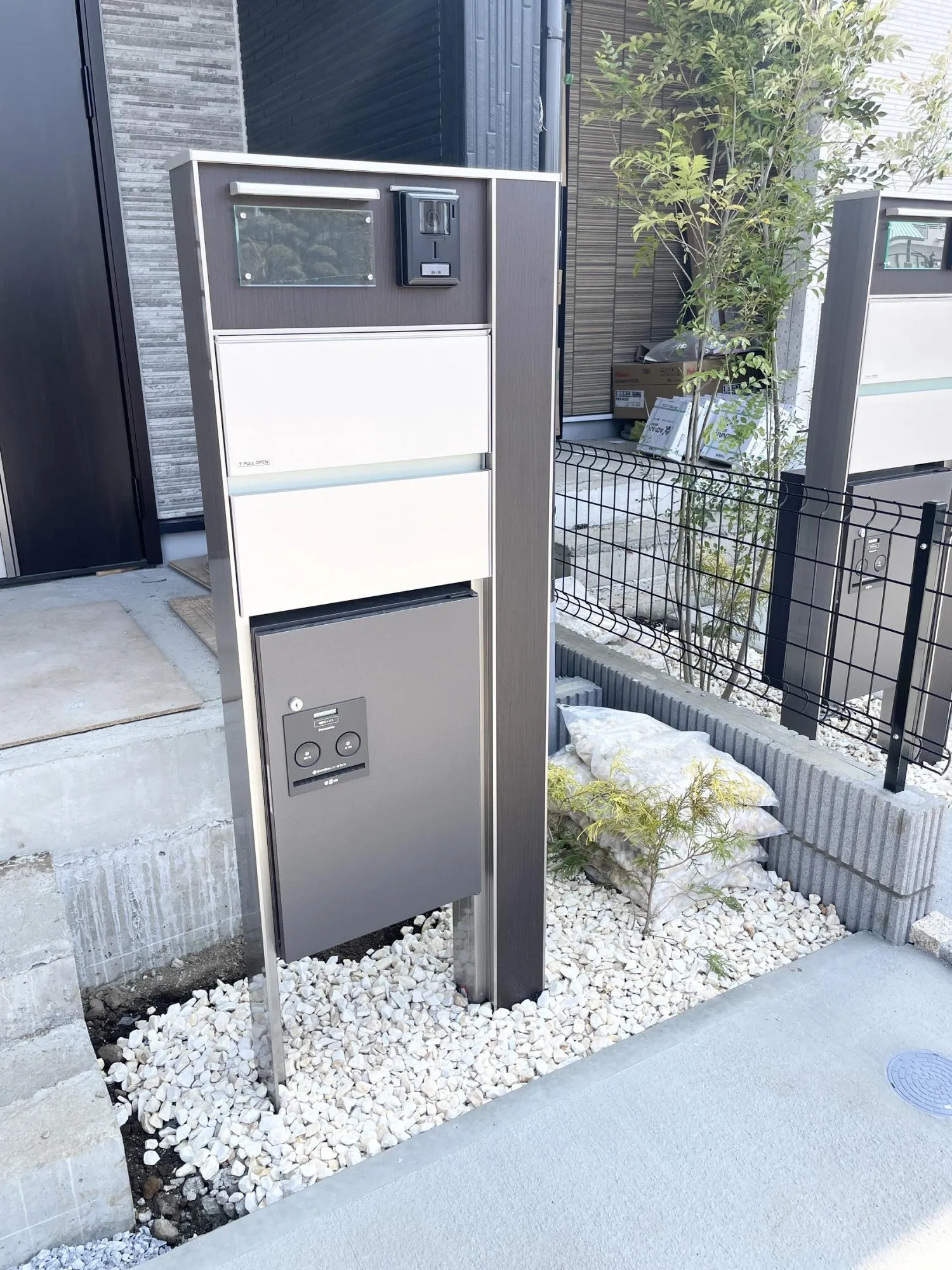 【2号棟玄関設備】テレビモニター付きインターフォンで来訪者を映像で確認できる安心設計。ポスト一体型の為に、外構回りもすっきとした印象です。