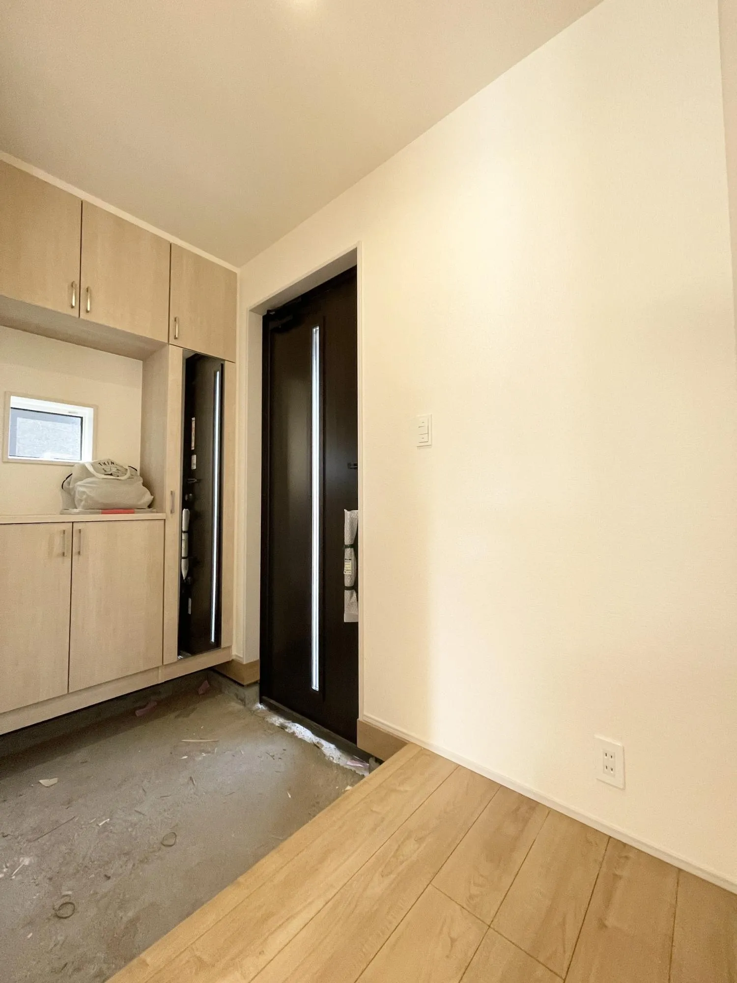 【2号棟玄関】ゆとりある広さの玄関です!シューズボックスは、姿見付きのため、外出前の身だしなみチェックが可能◎