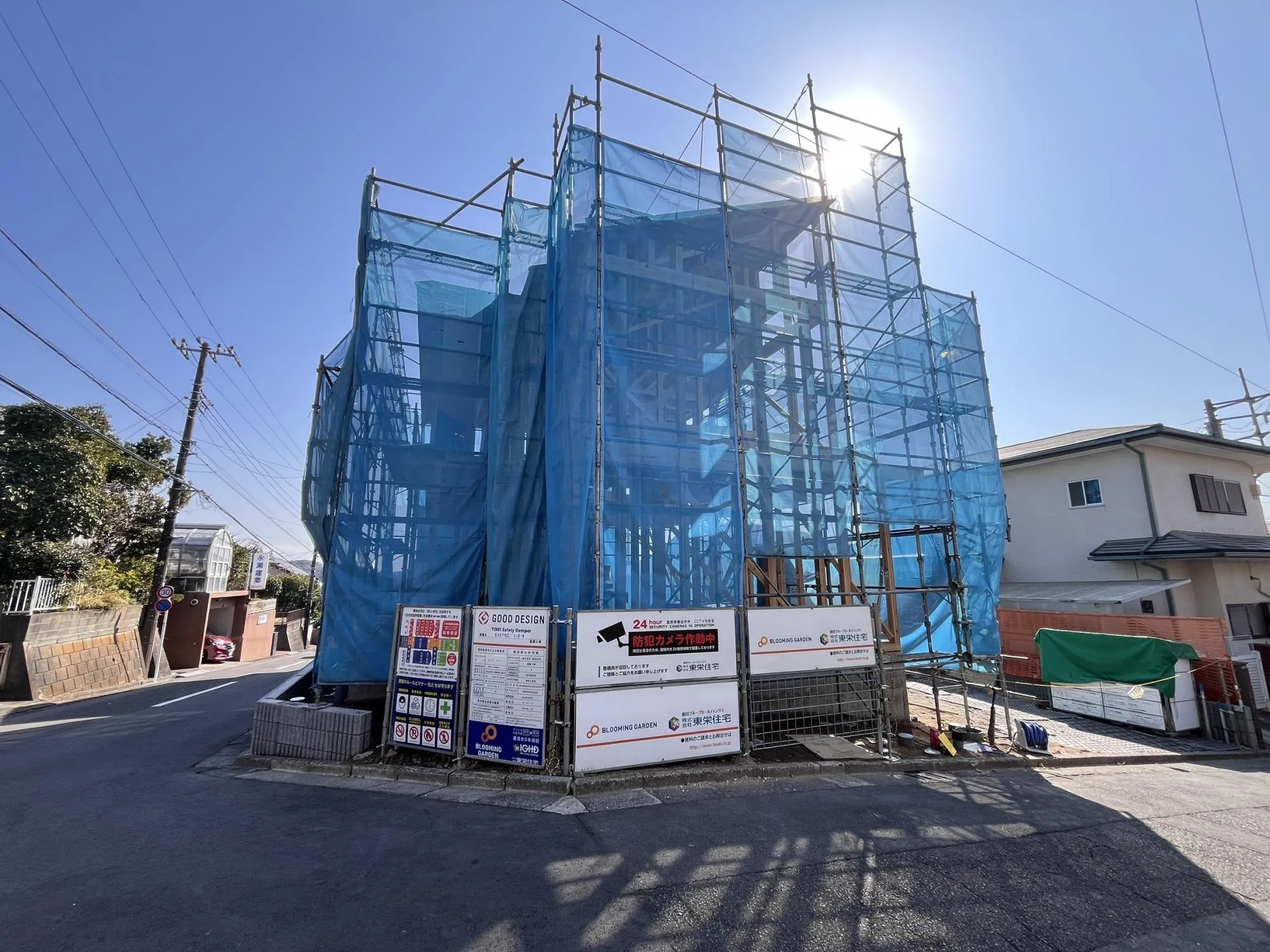 ＼北西角地 前面道路6mの開放感!/
陽光に包まれる明るい住まい。
前面道路が広く、車の出し入れもスムーズです。