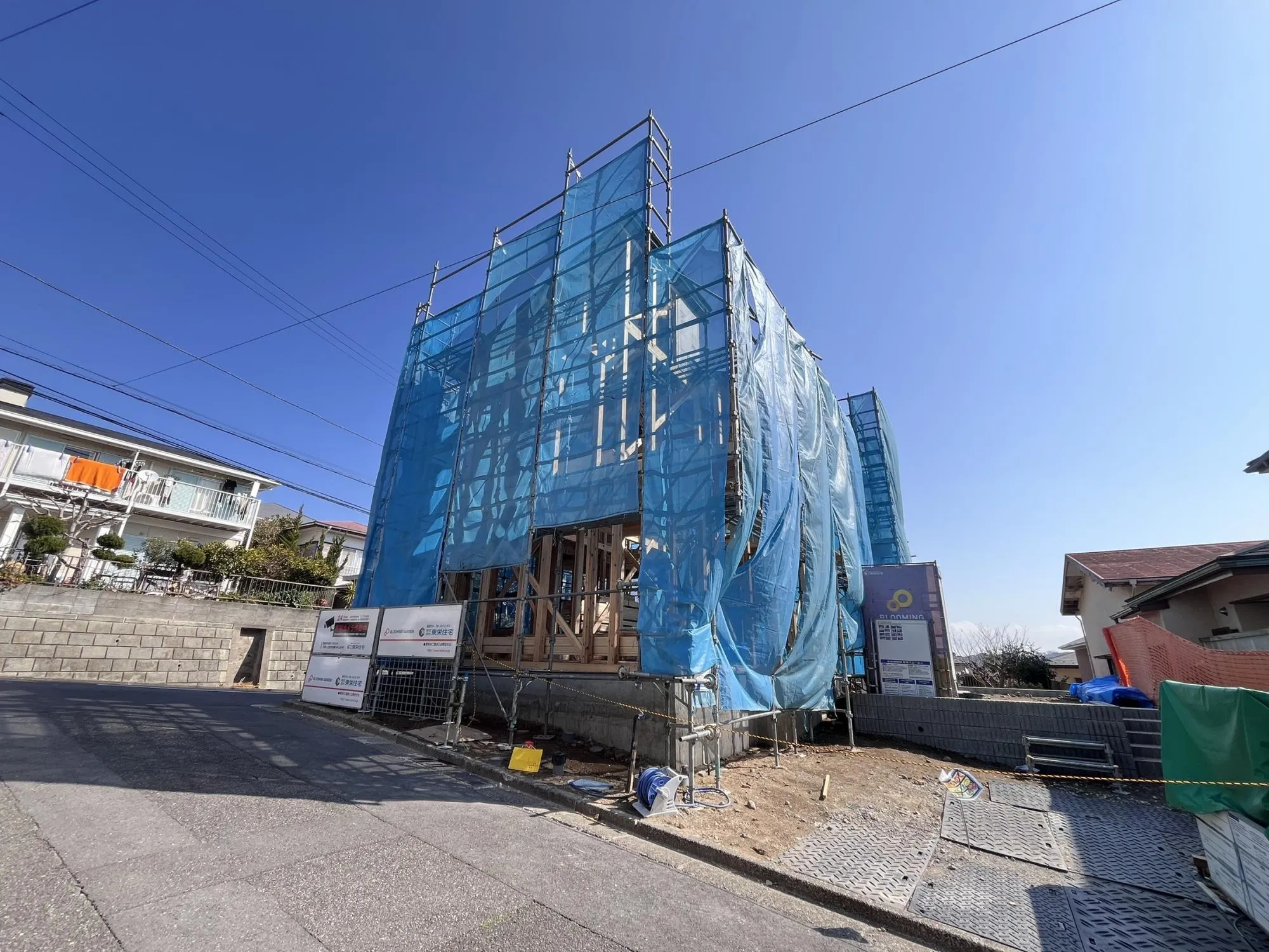 2方向から光と風が抜ける北西角地。庭先6mのゆったり設計。
