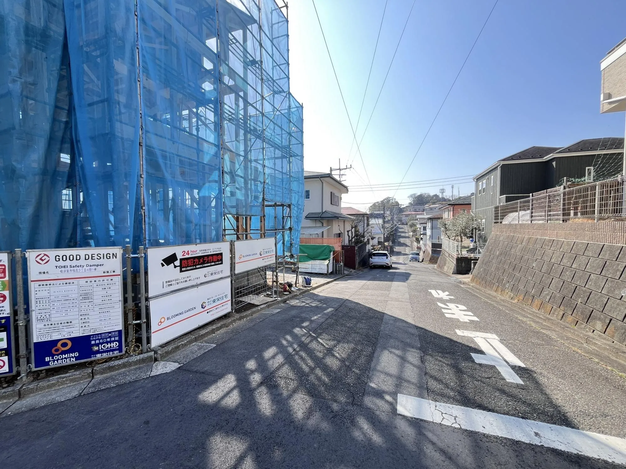 周辺は居住者のみの利用のため交通量が少なく、車の出入りもスムーズに行えます。静けさと安心を両立した住まい。