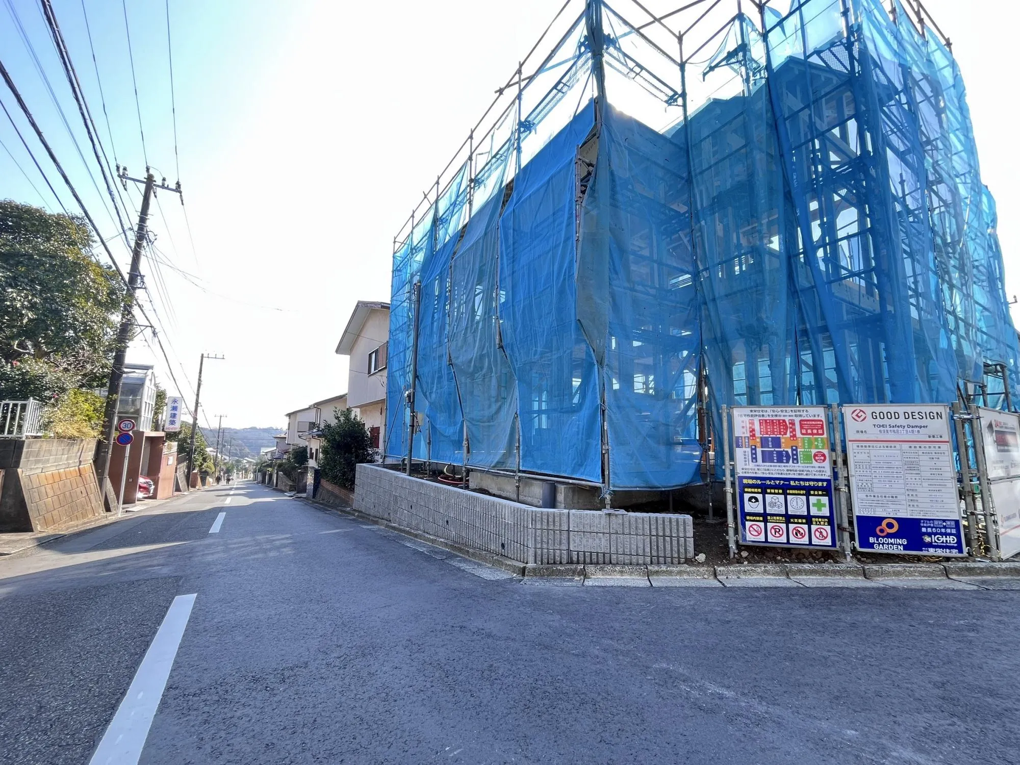 前面道路は交通量が少ない落ち着いた生活道路。車の出し入れもスムーズに行えるゆとりあるスペースを確保しています。
静かな環境で、快適な暮らしを実現できる立地です。