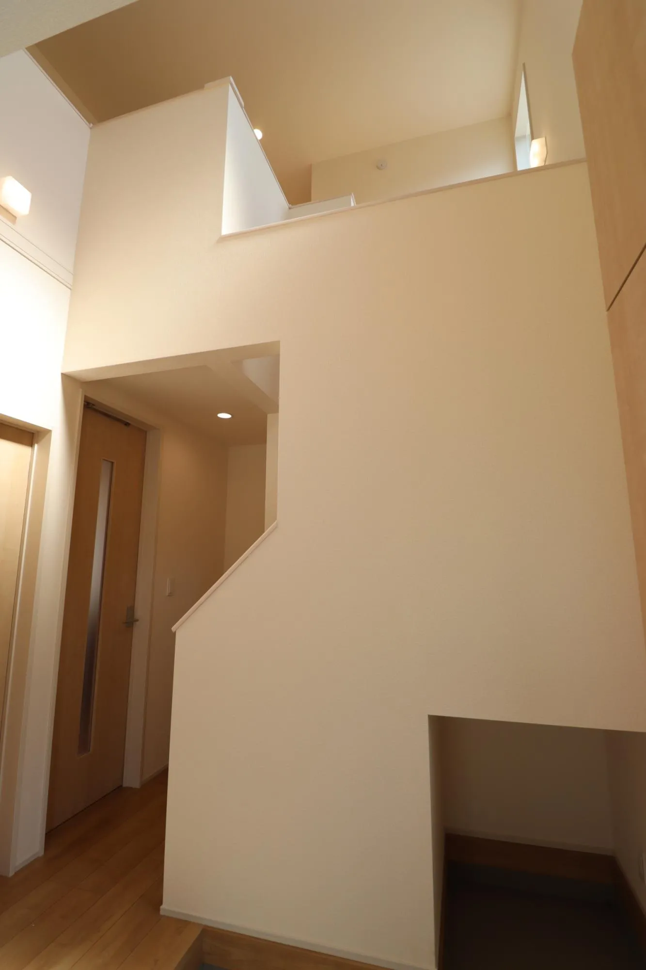 2号棟　玄関
上部吹抜のオシャレなエントランス。靴やアウトドア用品もたっぷりと収納できる土間収納付き♪