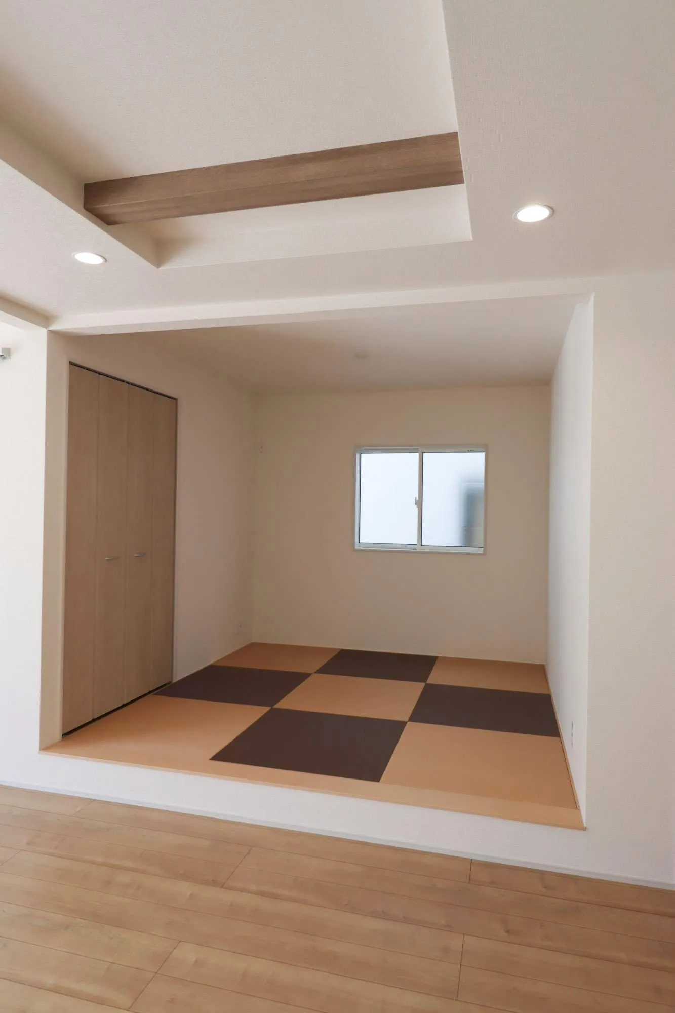 2号棟 寝室 4.5帖
来客用にも!家族団らんでくつろげるタタミ付きのスペースです♪