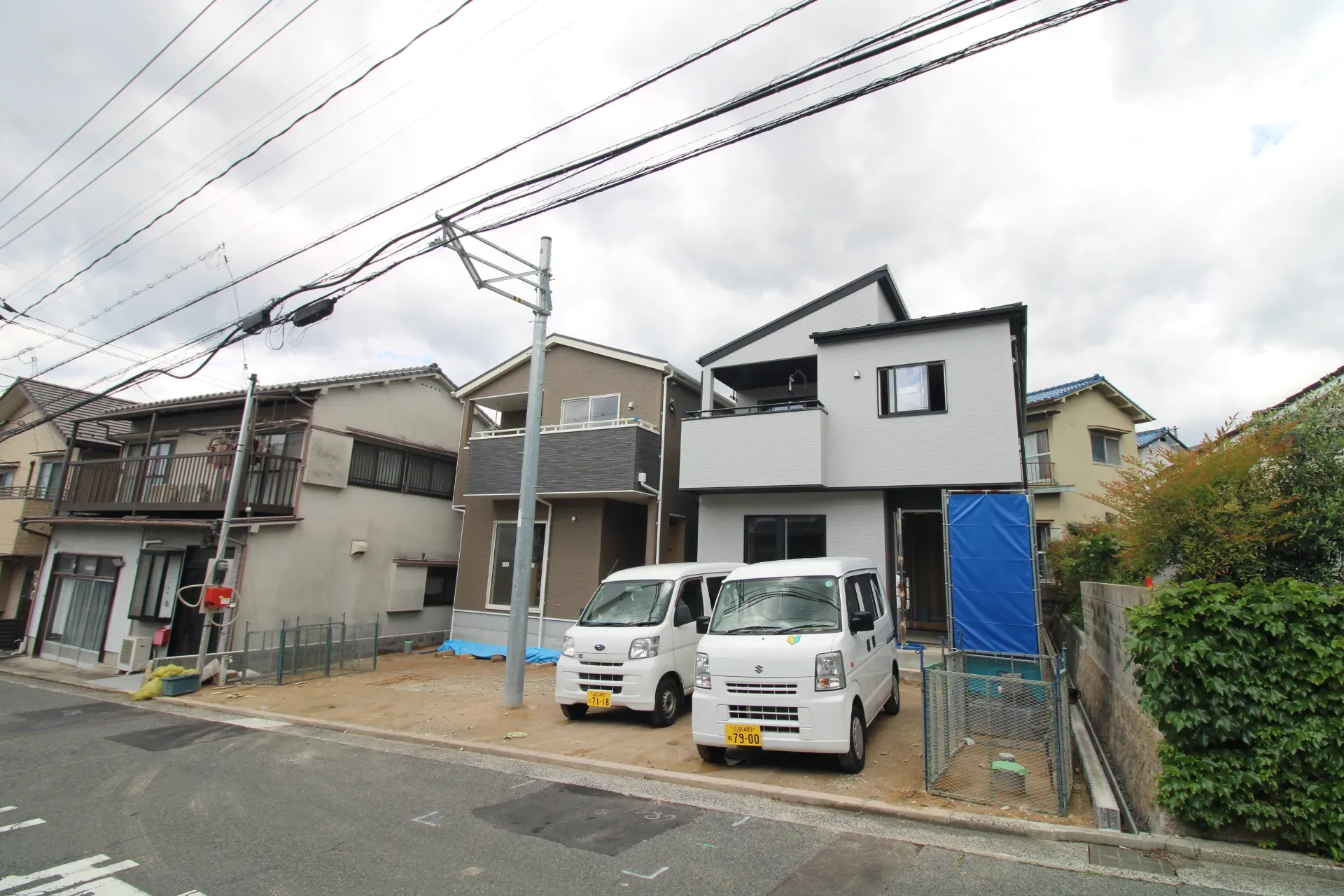 前面道路から見た外観