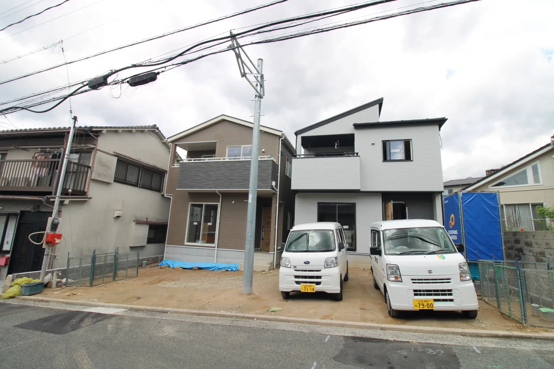 前面道路から見た外観