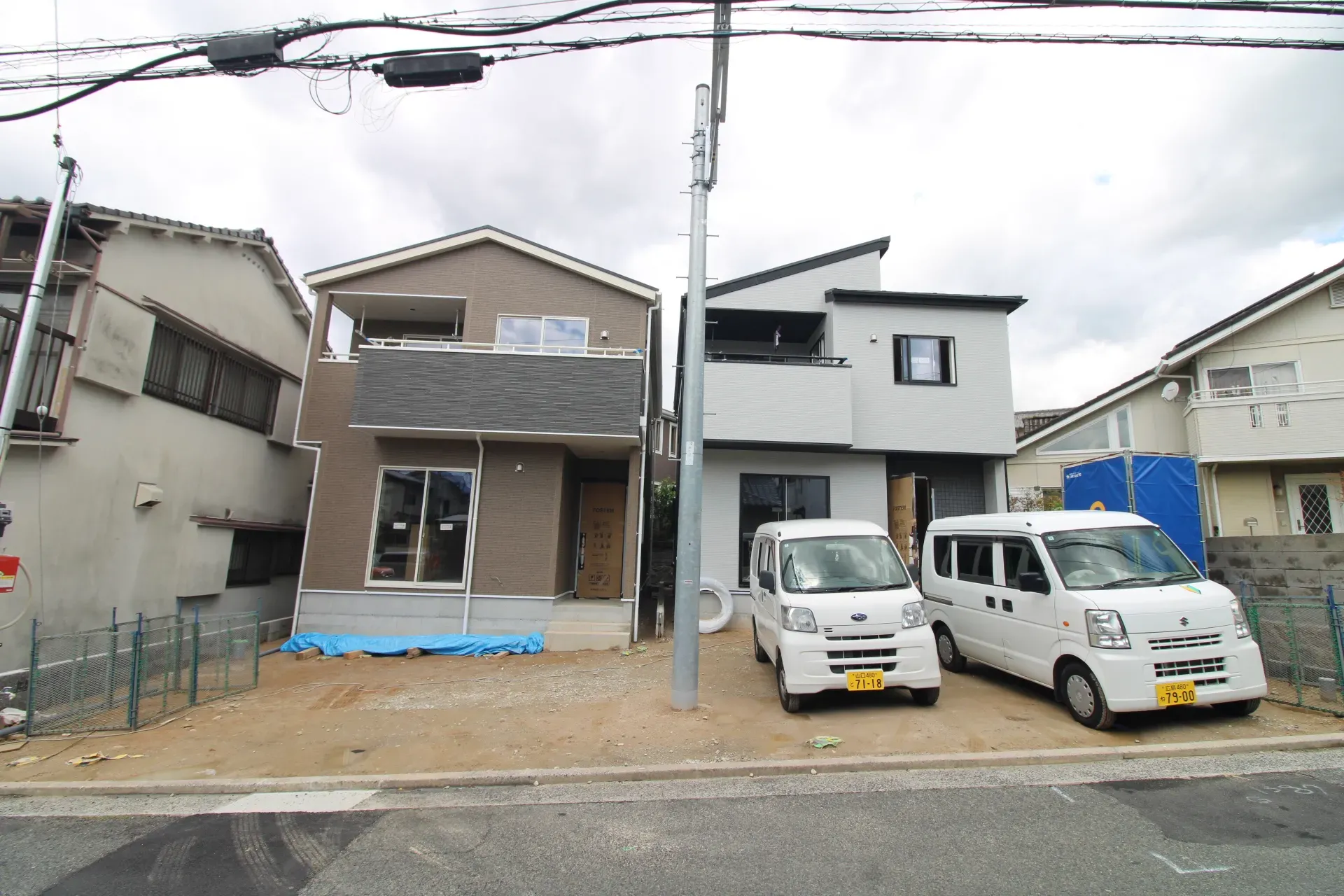 前面道路から見た外観