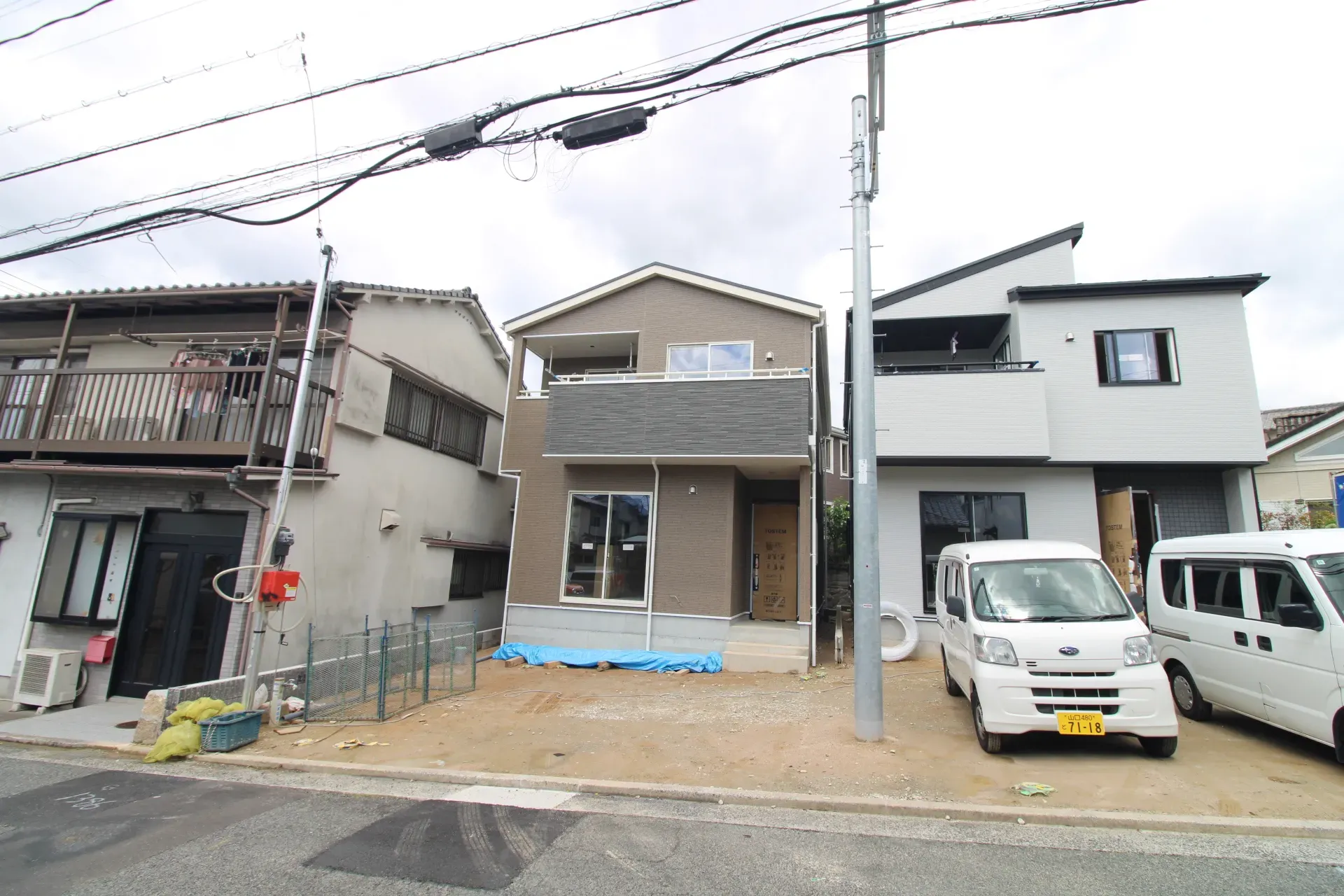 前面道路から見た外観