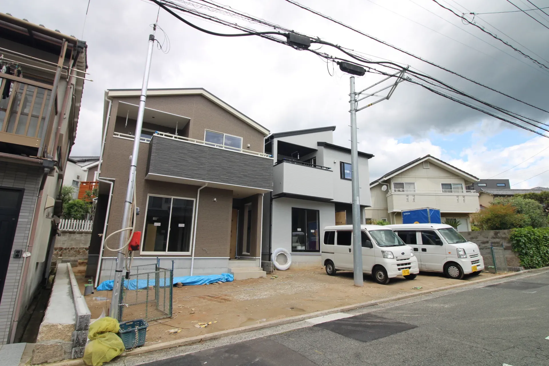 前面道路から見た外観