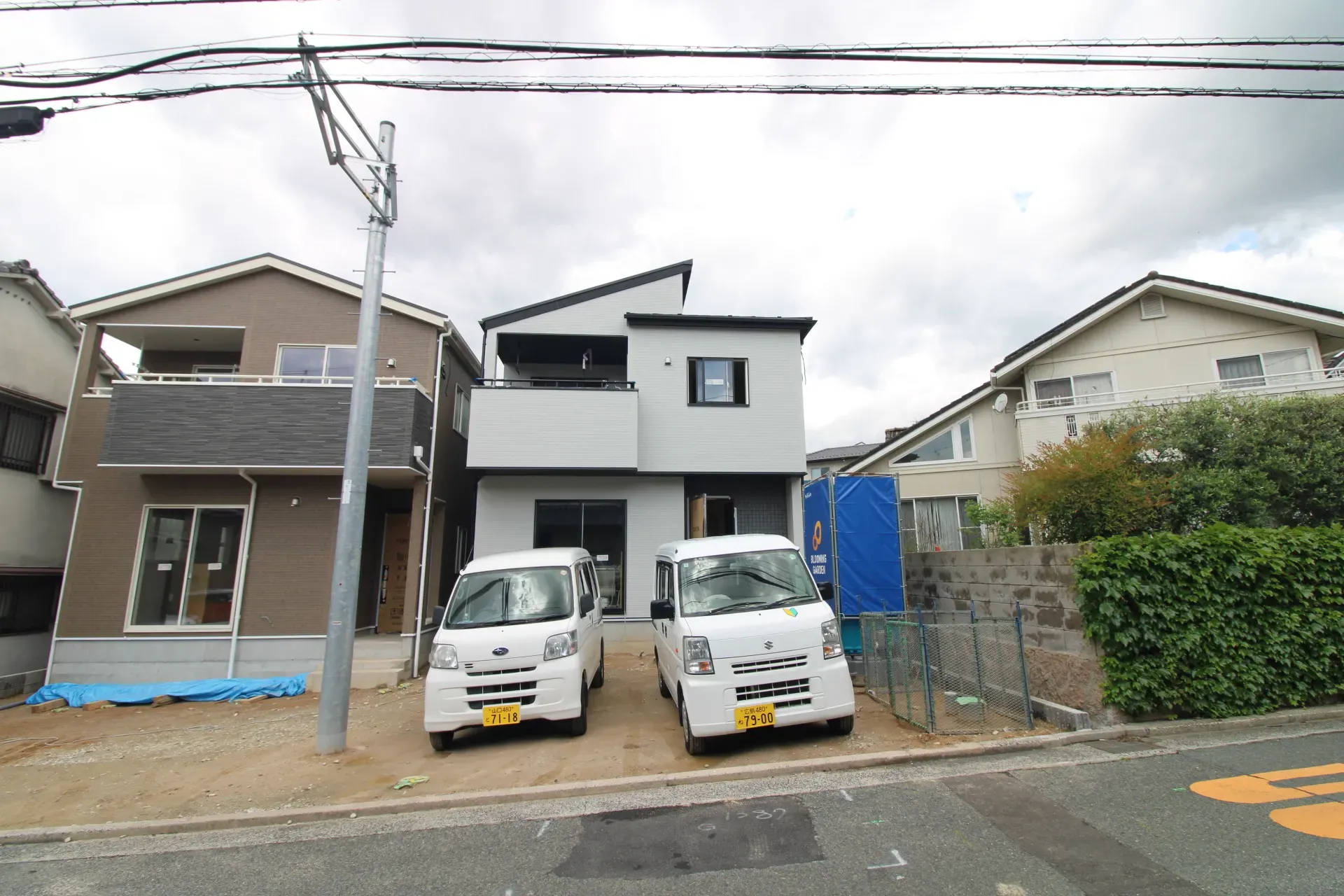 前面道路から見た外観