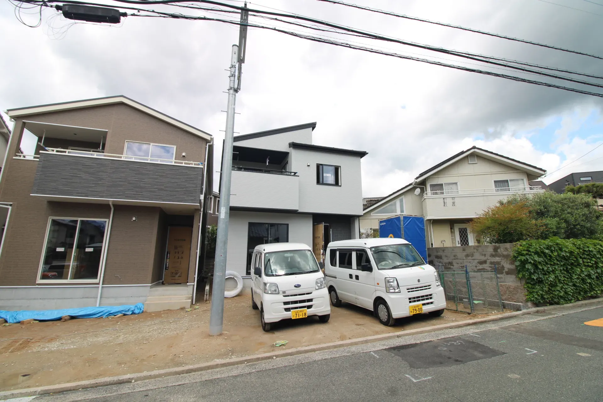 前面道路から見た外観