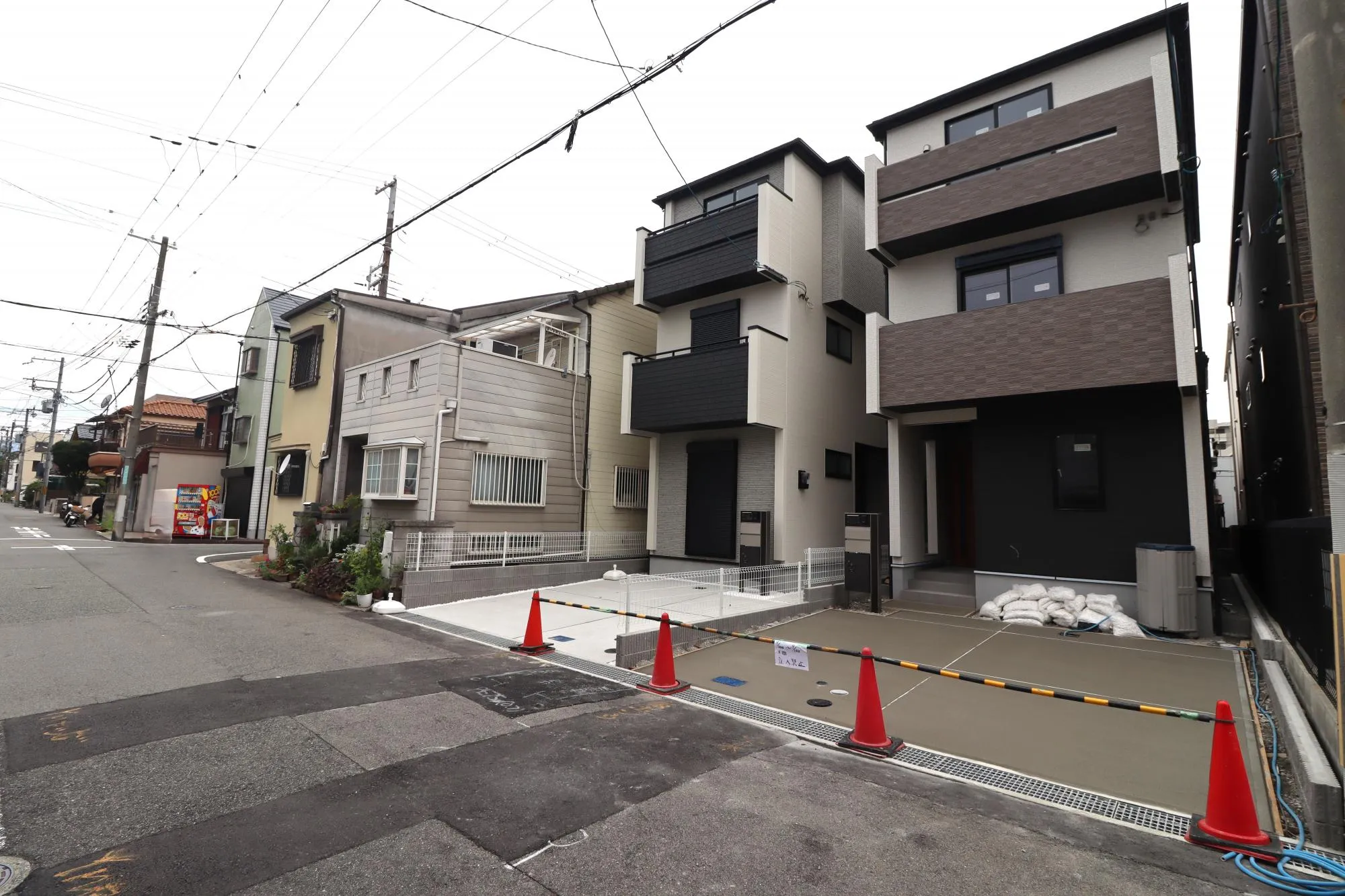 【前面道路含む現地写真】