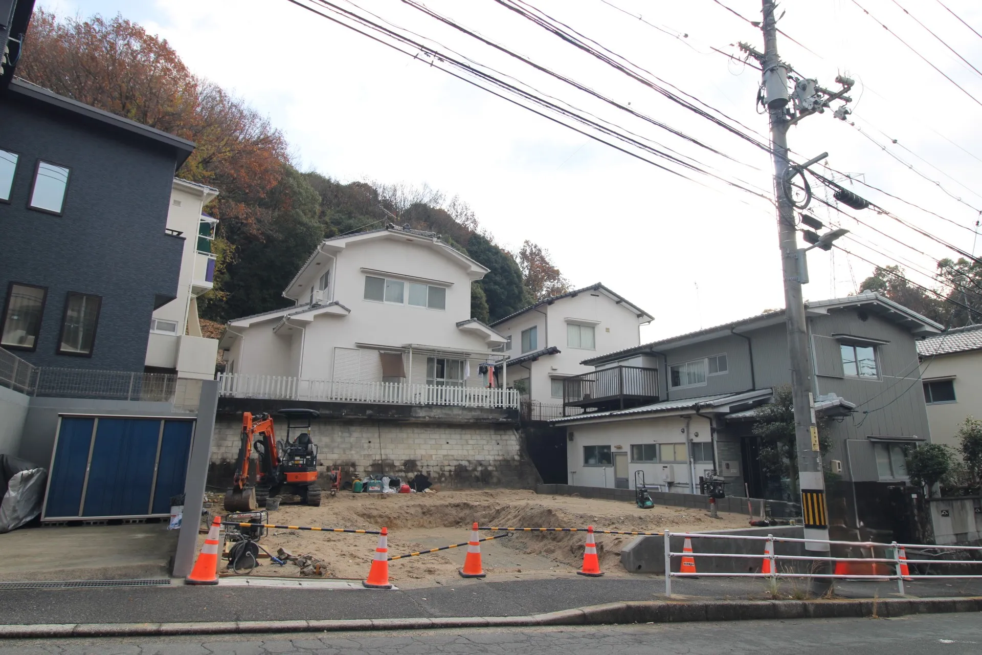 前面道路から見た外観