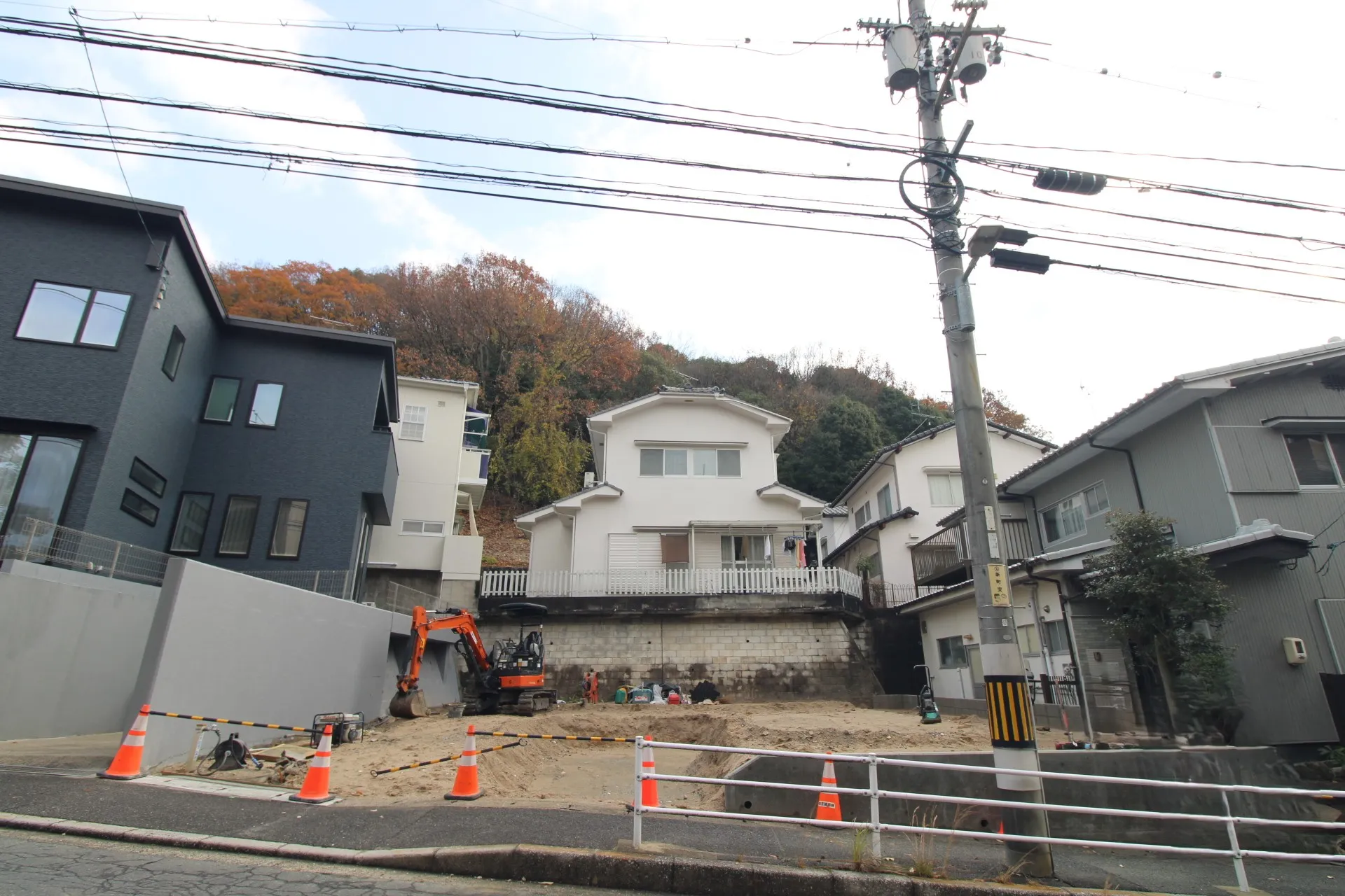 前面道路から見た外観