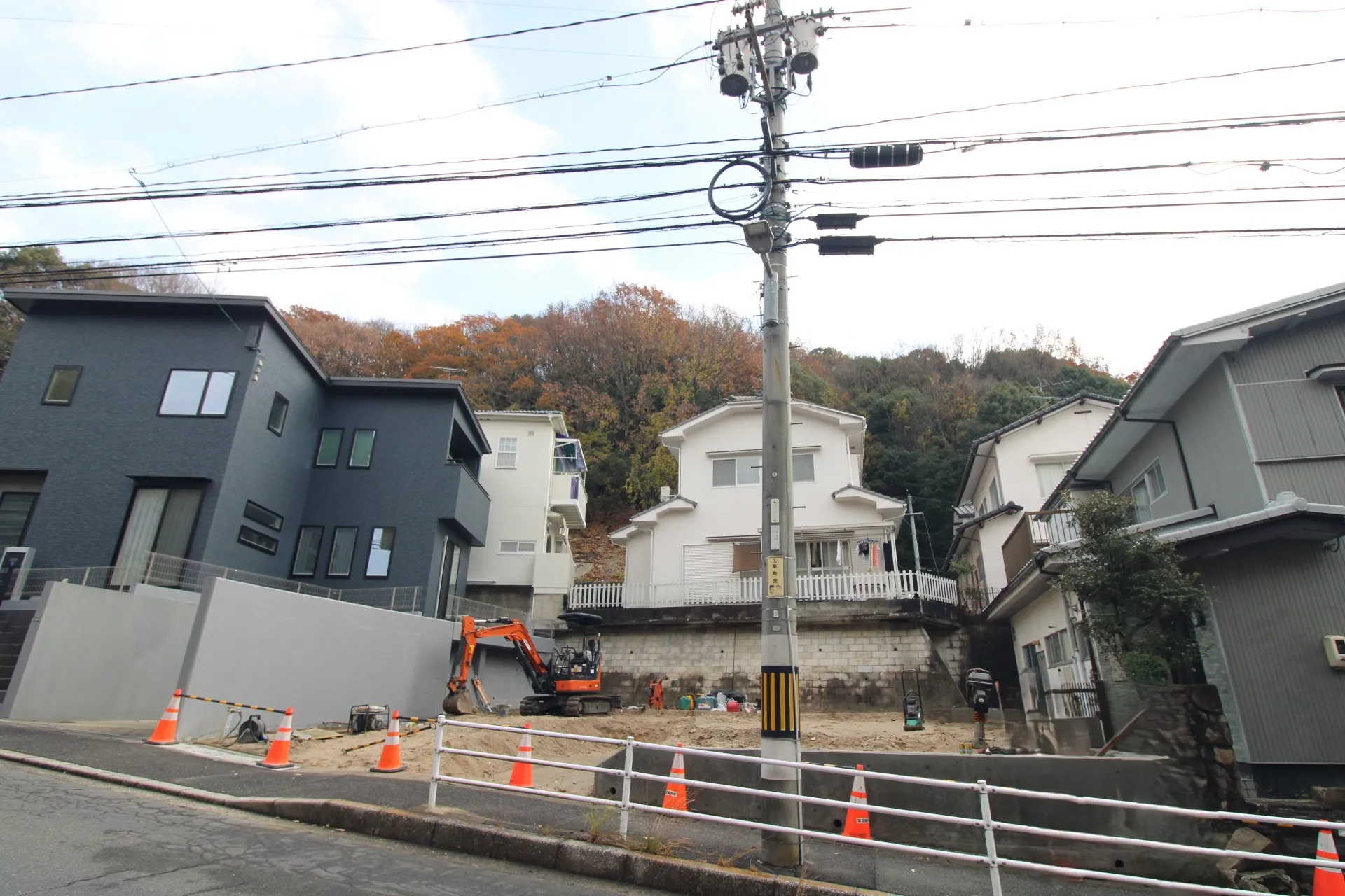 前面道路から見た外観