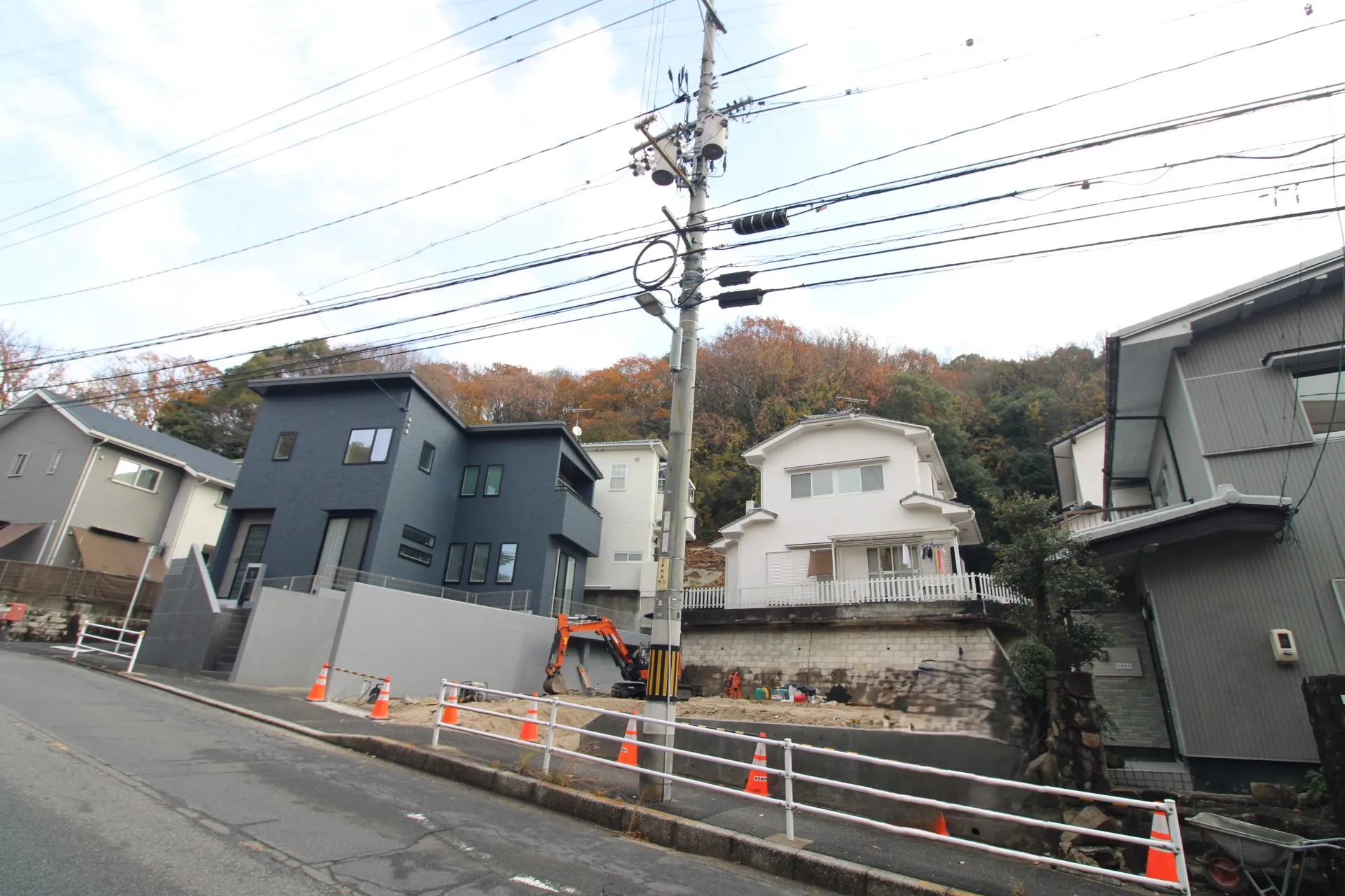 前面道路から見た外観