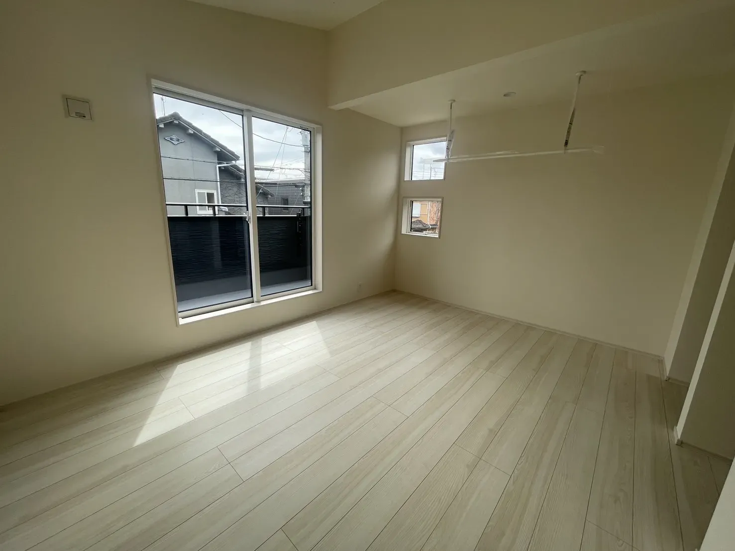 【8.375帖洋室】
室内物干しがついているので、雨の日の洗濯も安心です!