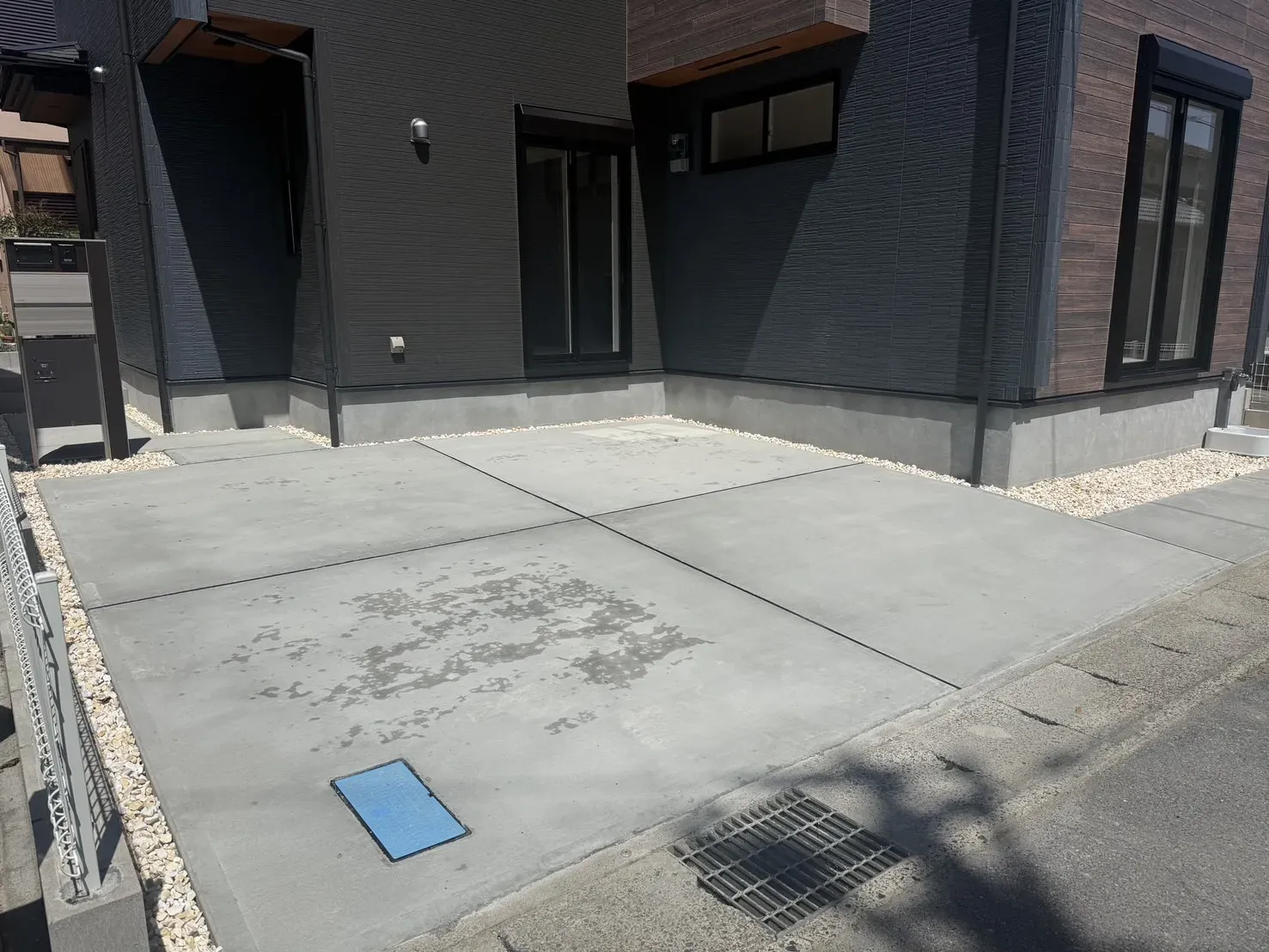 【駐車場】
最大2台の車が駐車可能です!(※車種による)