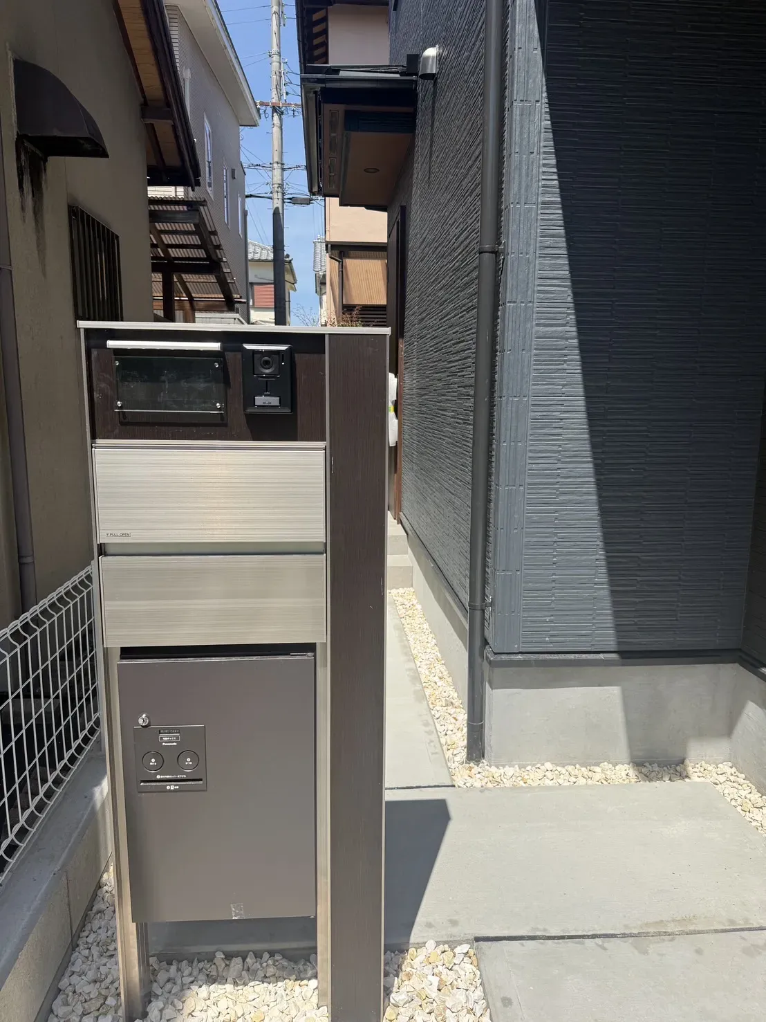 【玄関ポーチ・ポスト】
宅配ボックス付きのポストで不在時でも安心です。