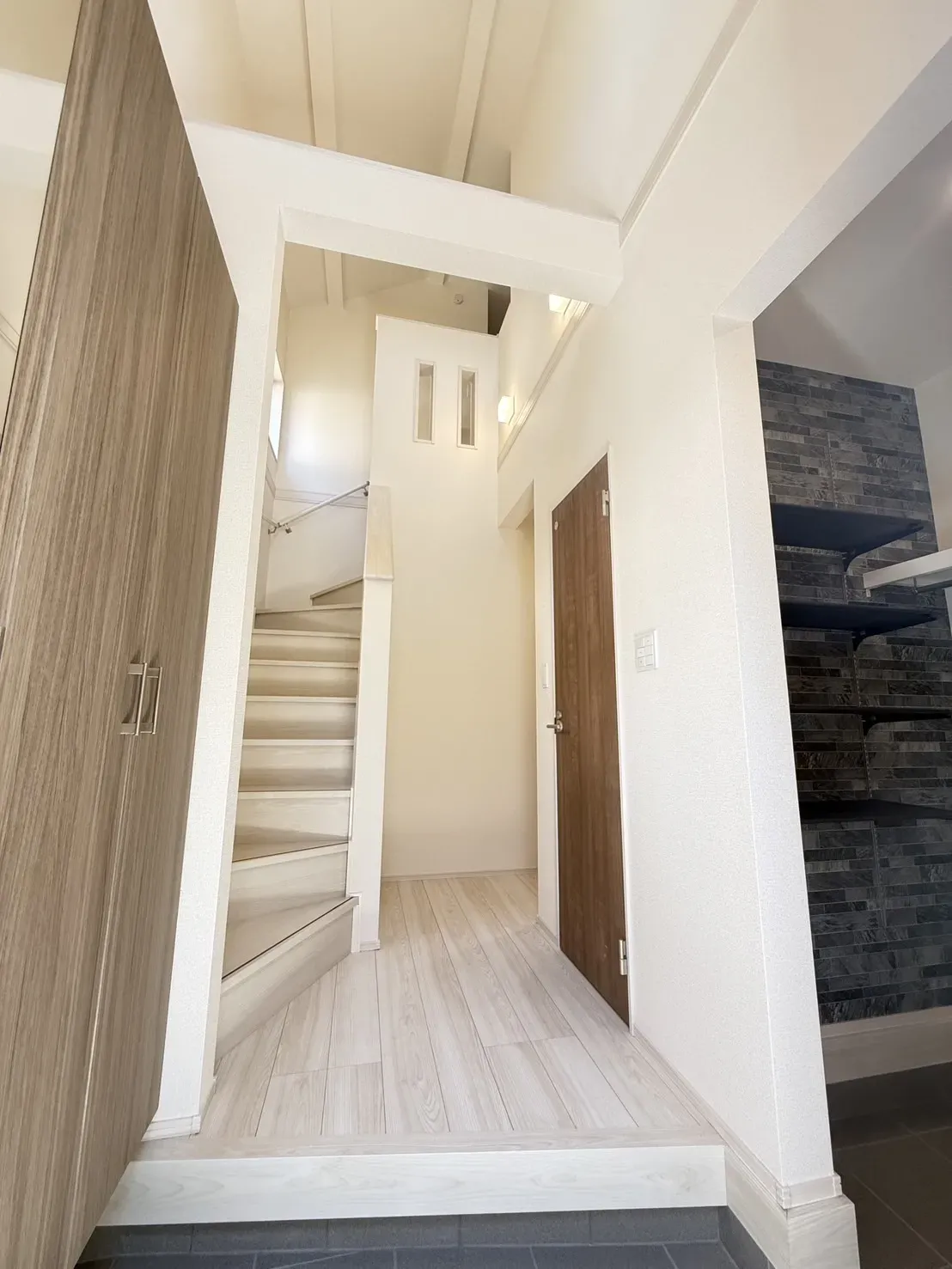 【玄関】
扉を開けた瞬間明るく開放的な空間が広がります!