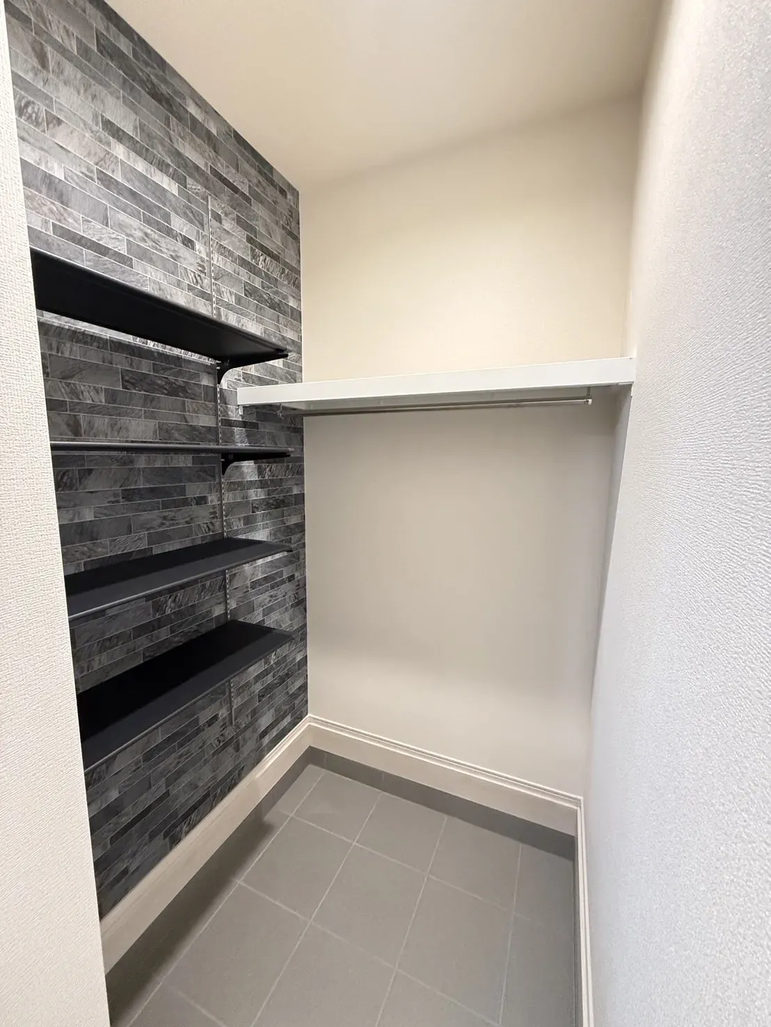 【土間収納】
ハンガーパイプ付きの棚と可動棚が設置されているので、アウターやアウトドアグッズ等の収納に便利です!