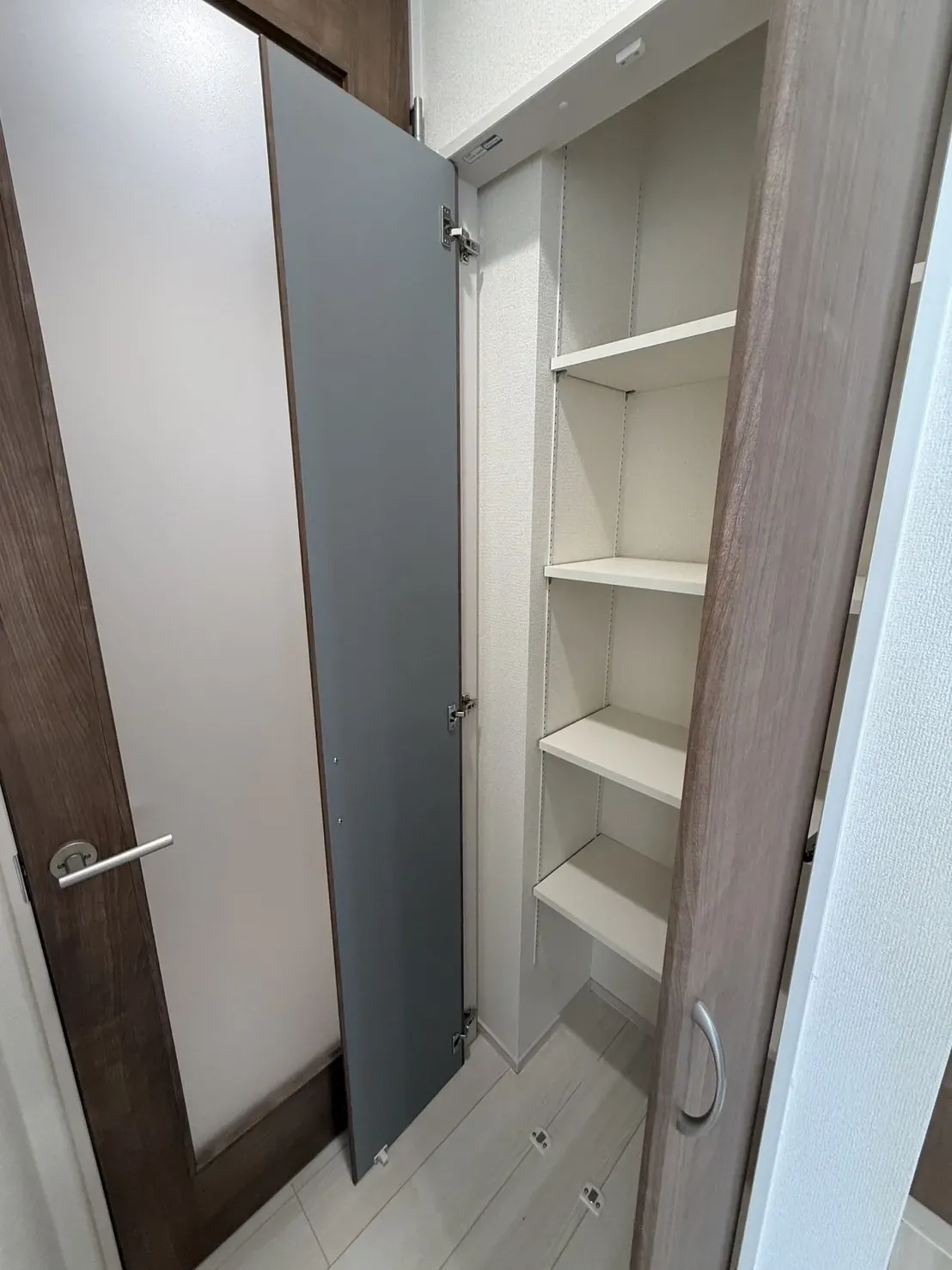 【収納】
キッチンの横に4段の可動棚の収納スペースがあります!