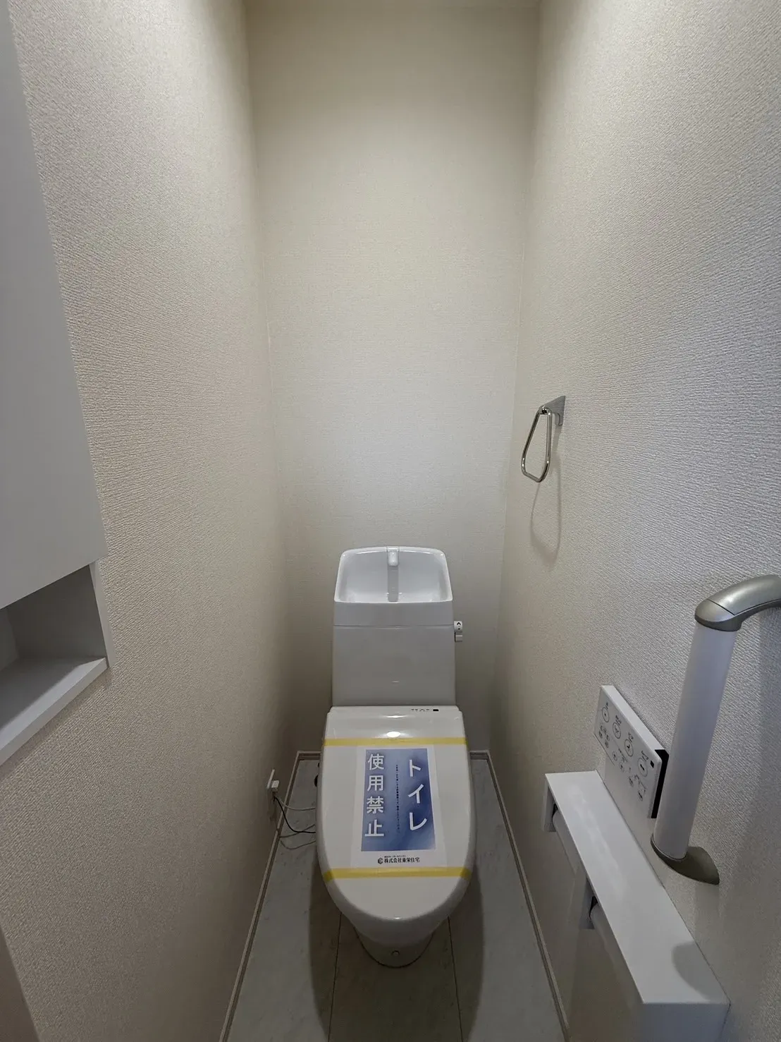 【1階トイレ】
手すり・壁付け収納があり機能性高です!