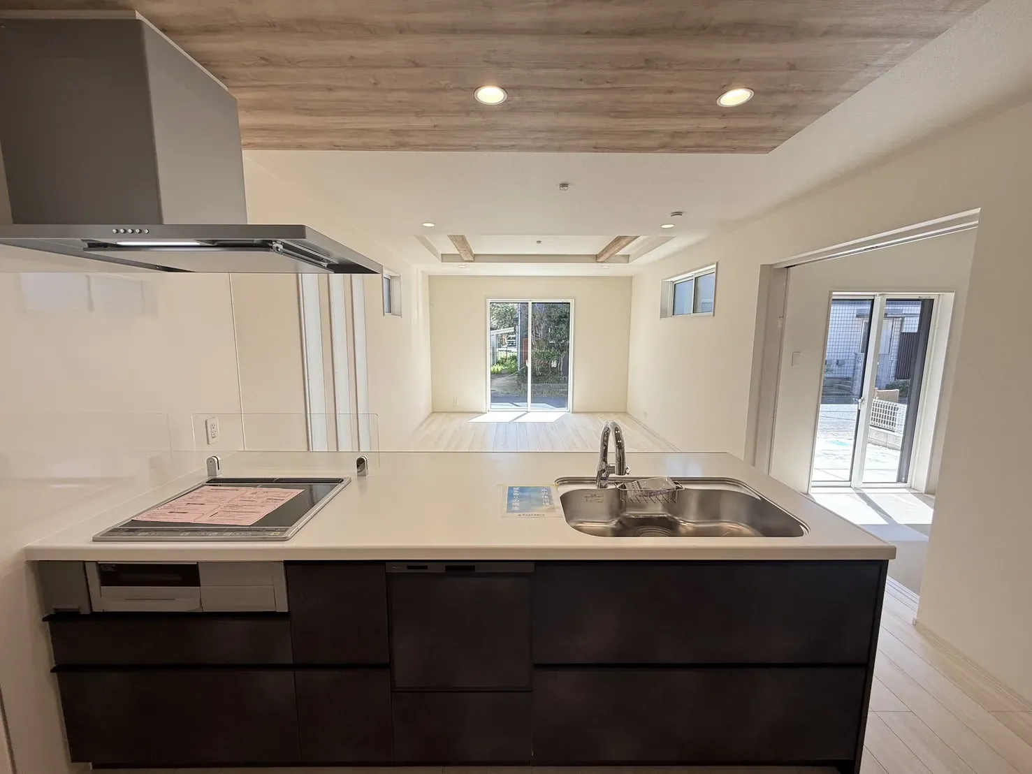 【キッチン】
料理中もリビングの様子が見渡せ、家族との会話も楽しむ事が出来ます!