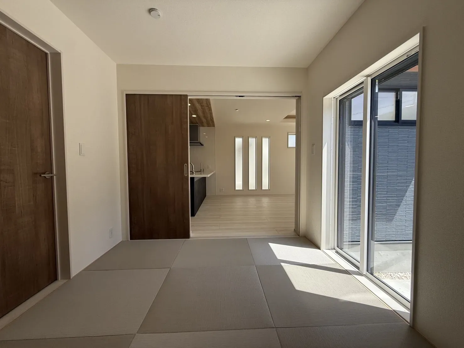 【5.25帖和室】
洗濯物を畳んだり、お子様の遊び場として利用出来ます!