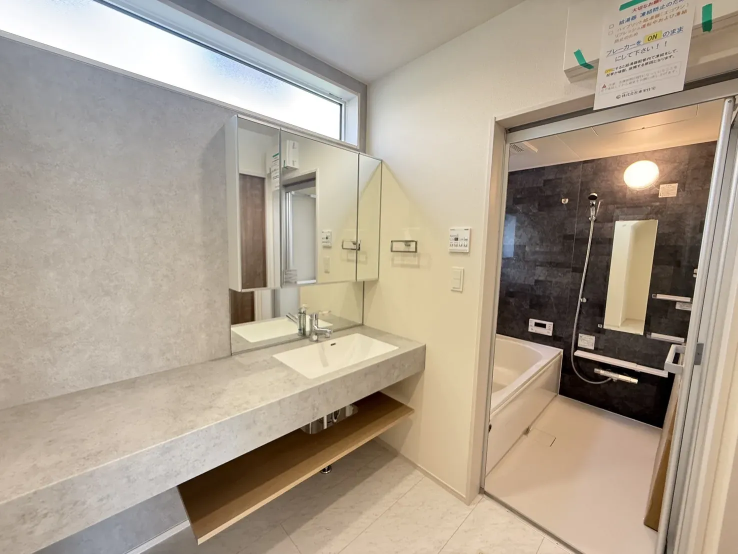 【洗面所】
デザイン性・利便性共に優れたワイド洗面台!