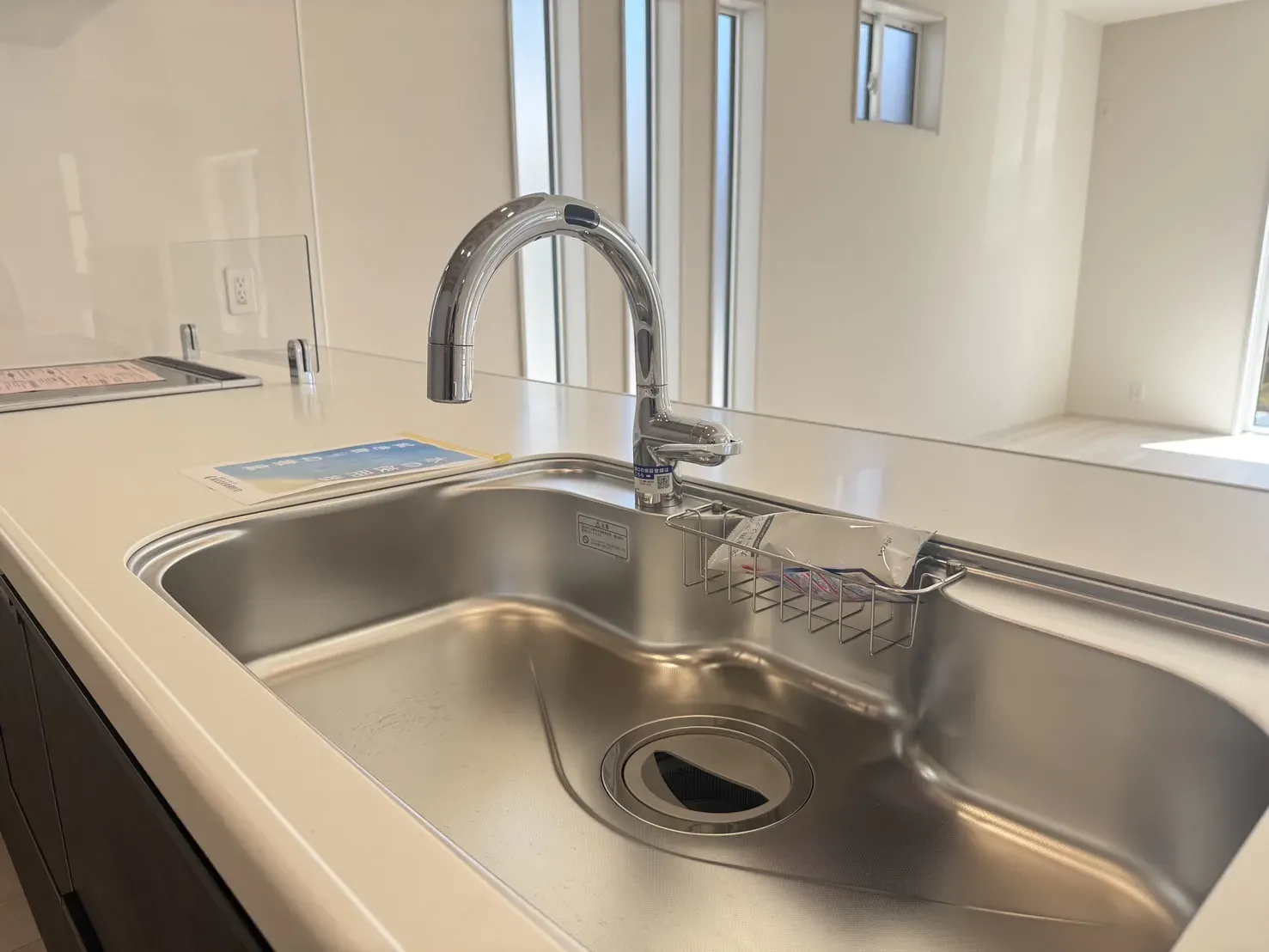 【キッチン】
タッチレス水栓なので蛇口を捻る事無くスムーズに料理を行う事が出来ます!