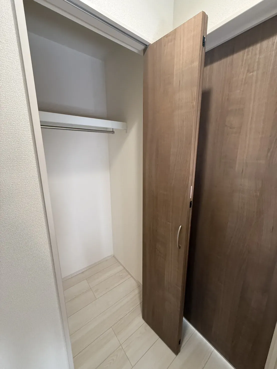 【収納】
2階の5.25帖の洋室横の収納は、日用品の収納やファミリークロークとして利用する事が出来ます!