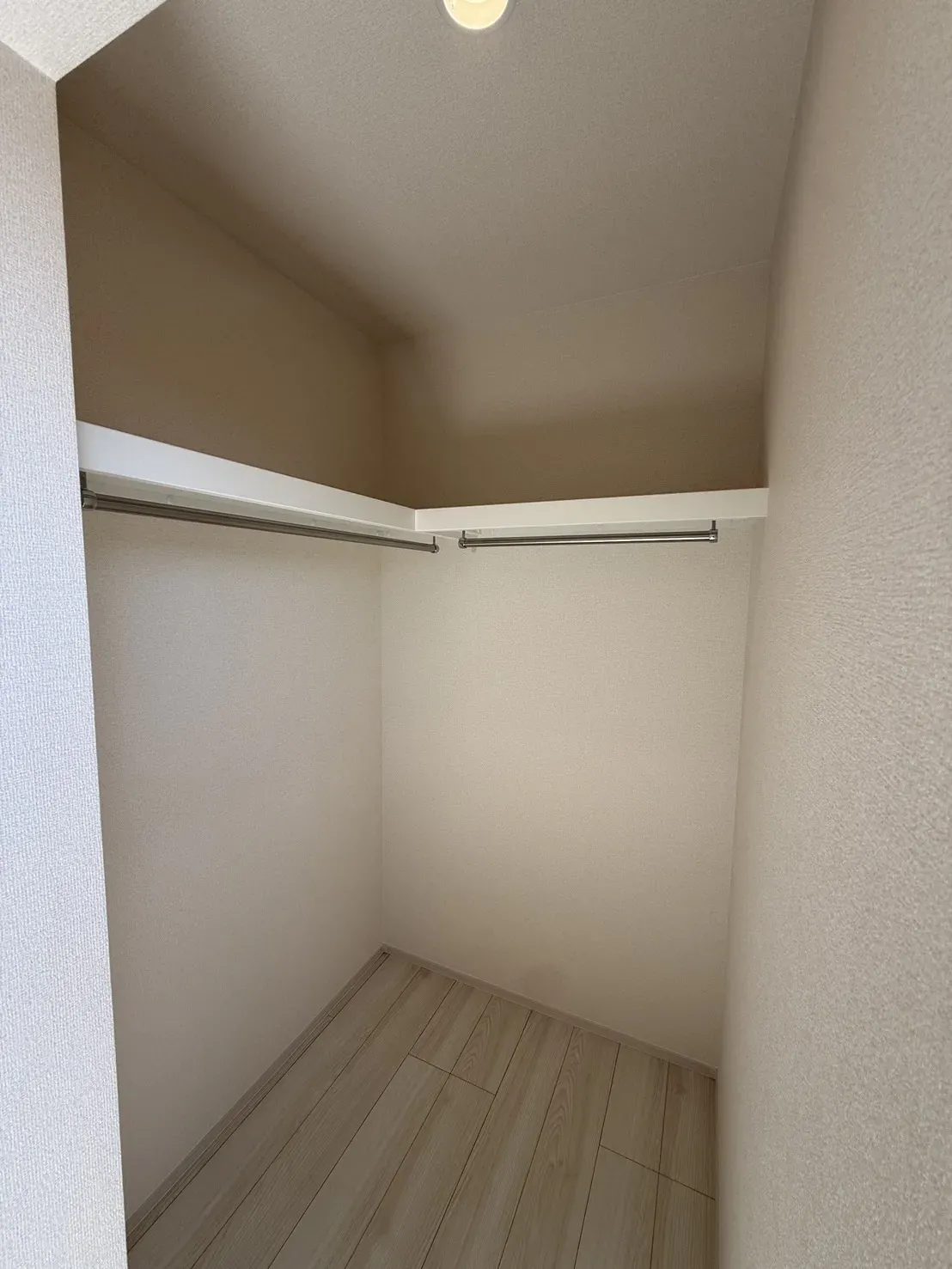 【ウォークインクローゼット】
枕棚とハンガーパイプ付きで使いやすく整理整頓がしやすいです!