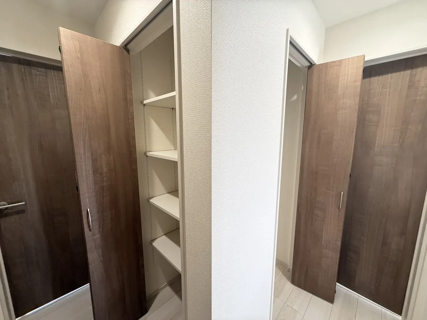 【収納】
2階の廊下に4段の可動棚の収納スペースがあります!