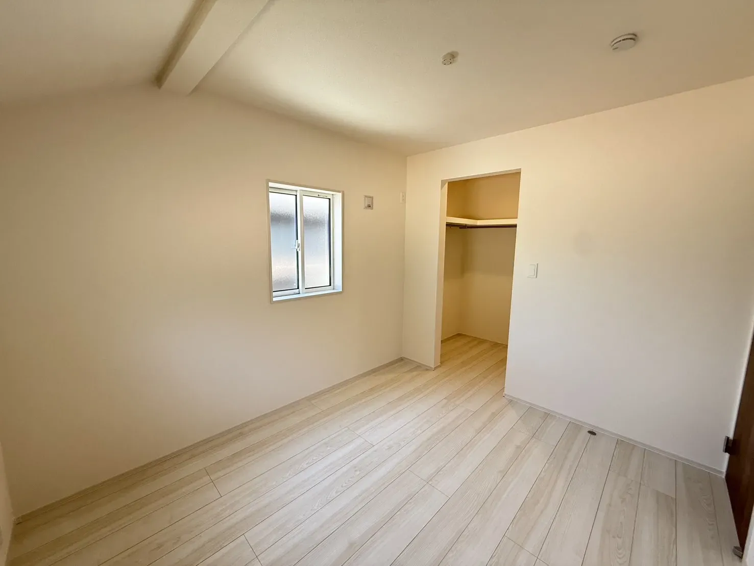 【5.25帖洋室】
窓が2つついているので、明るい陽射しが差し込むお部屋になっています!