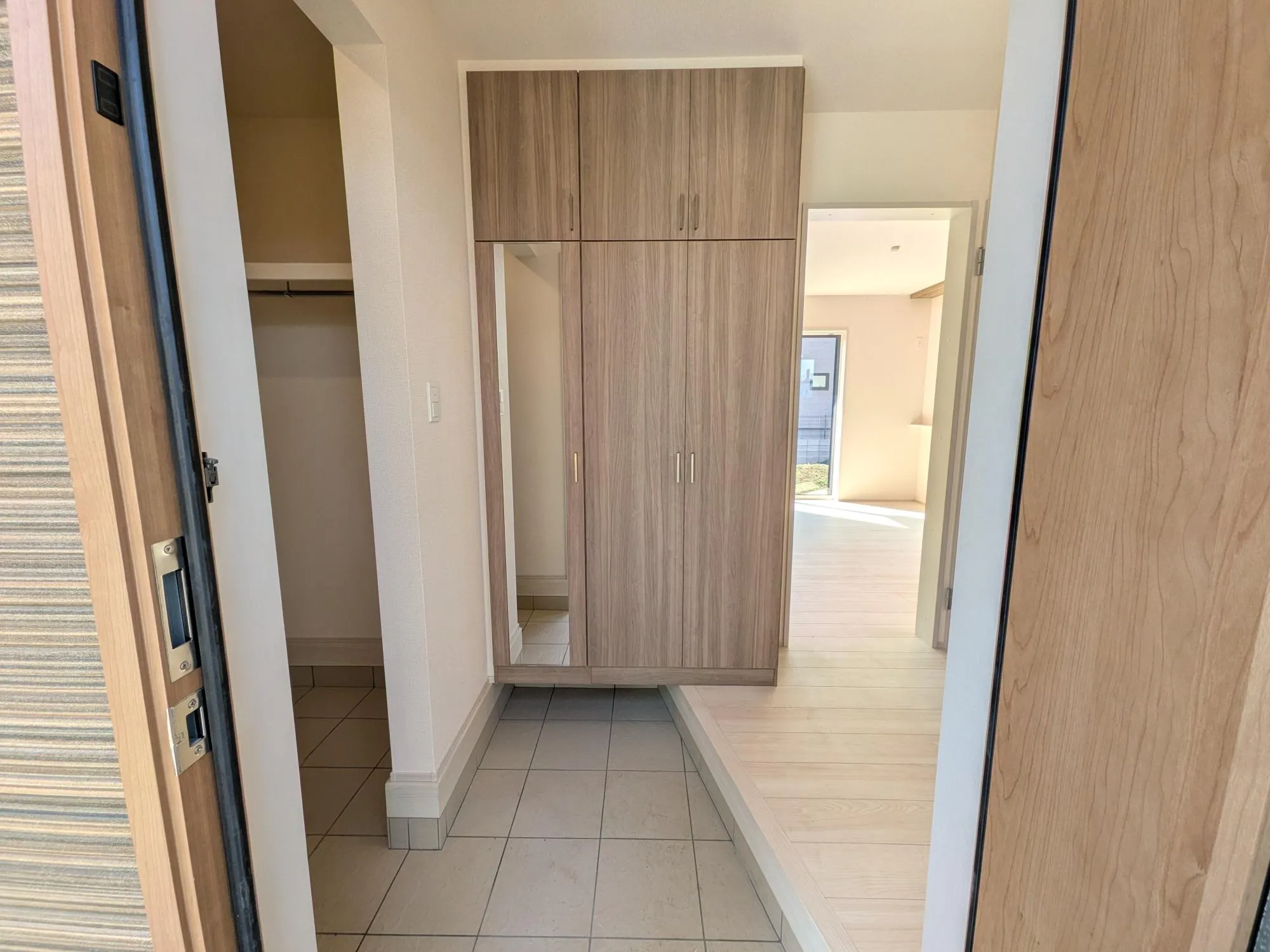 7号棟:ミラー玄関収納付き玄関