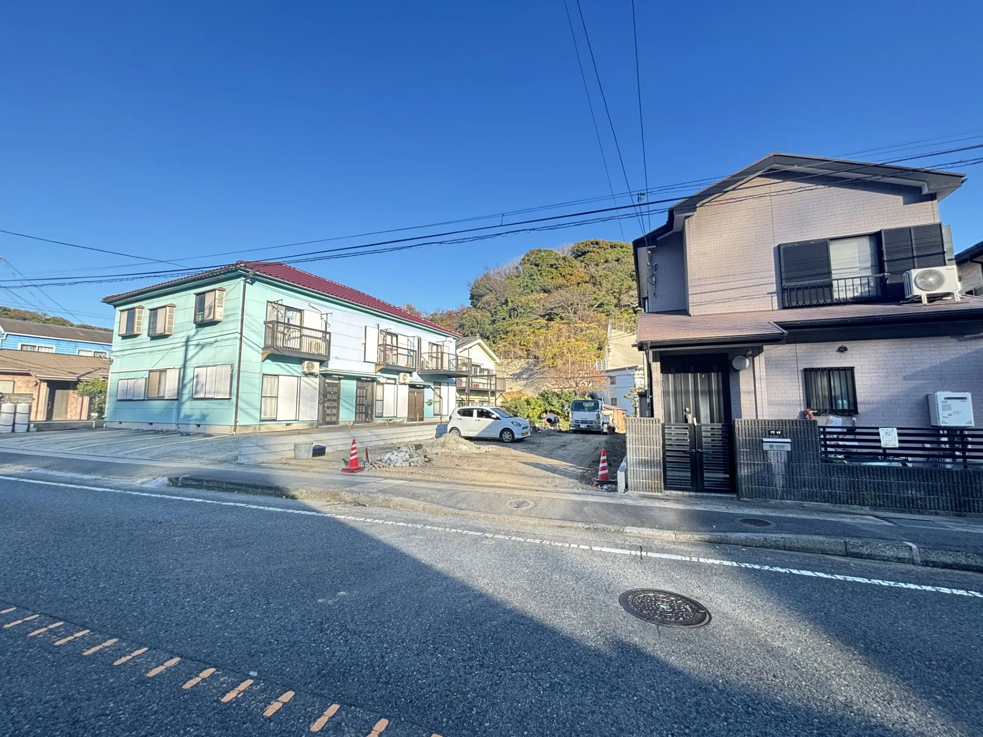 【前面道路含む現地写真】
1号棟