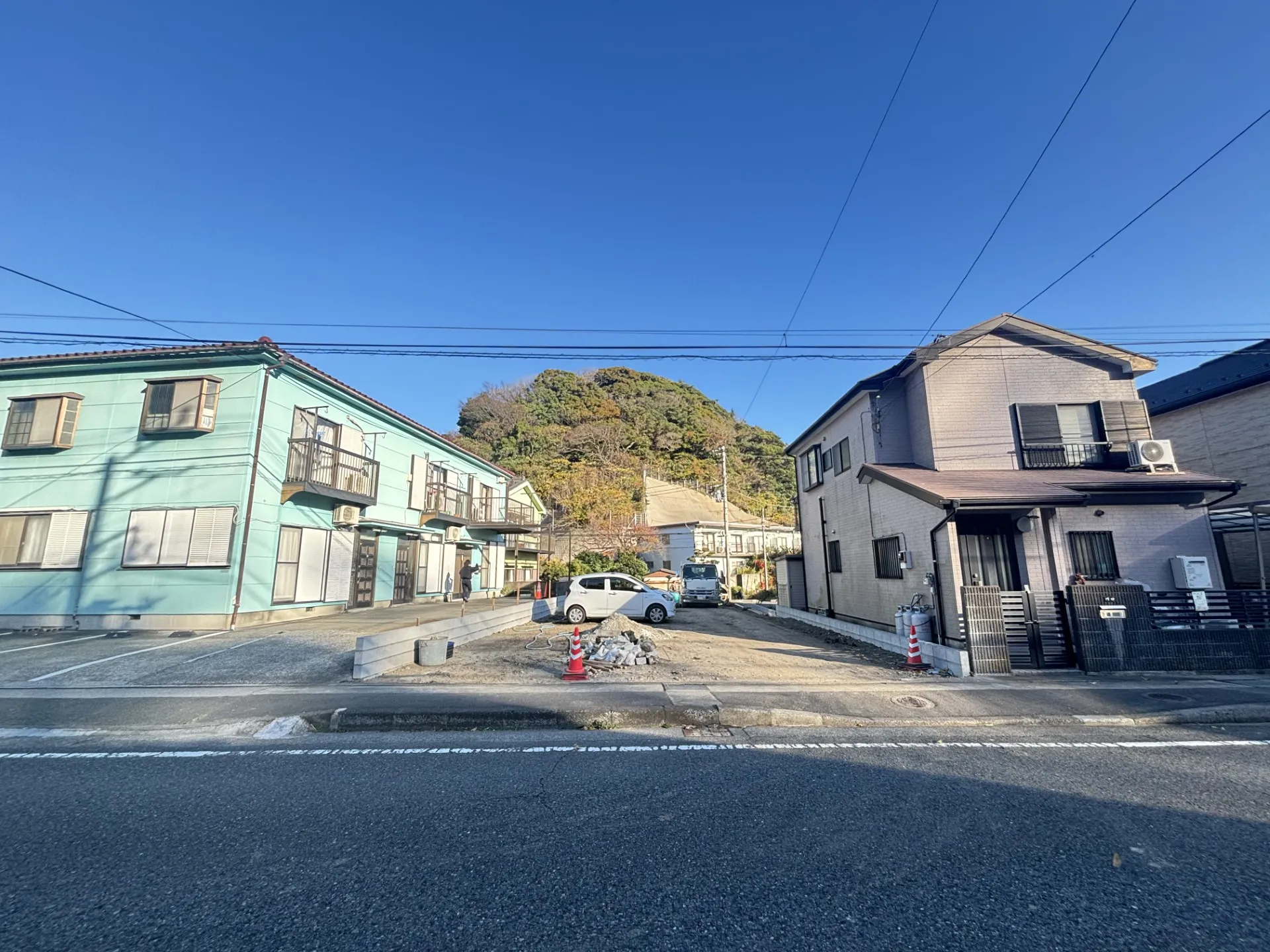 【前面道路含む現地写真】
1号棟